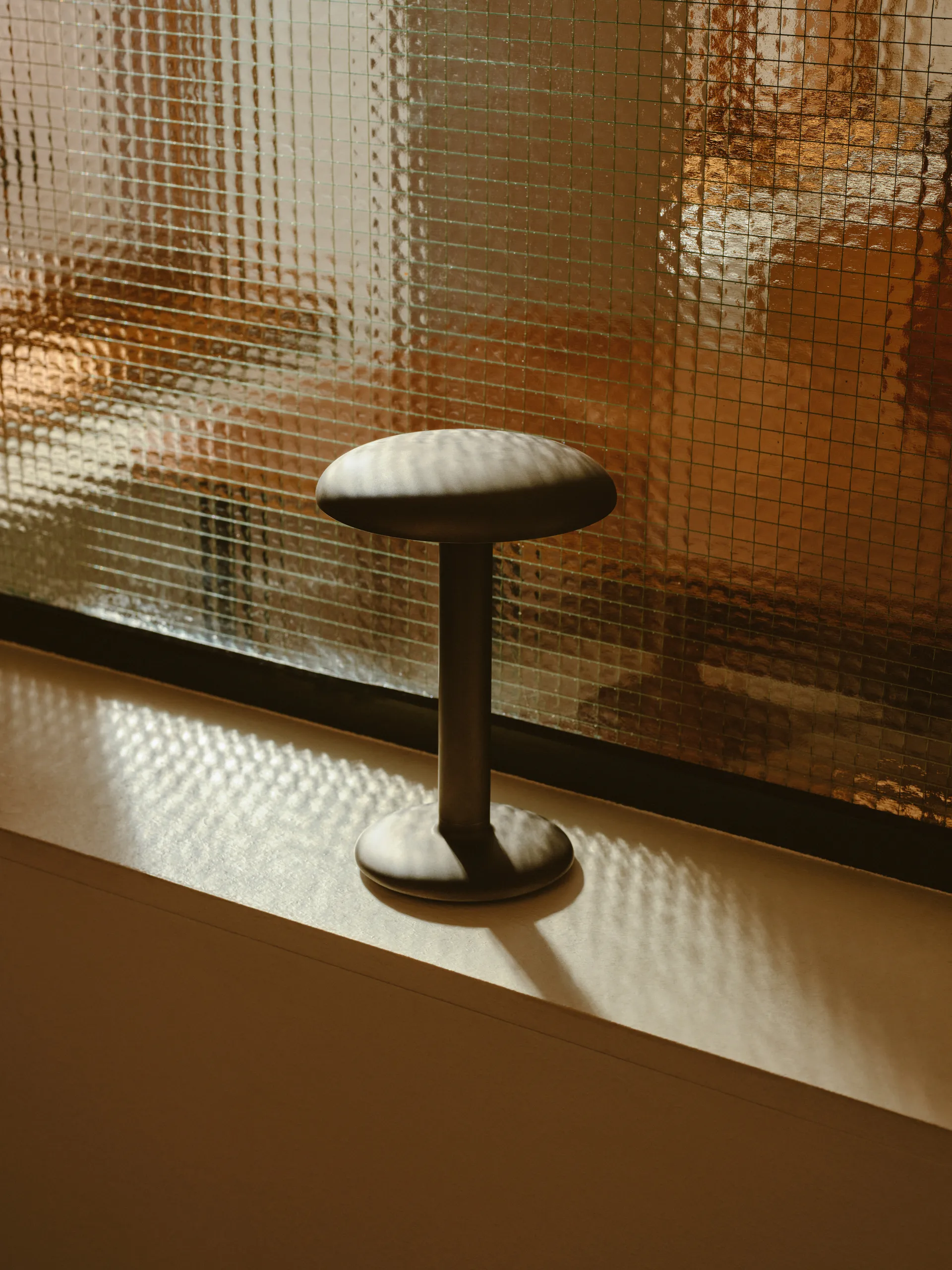 Lámpara de mesa portátil Gustave Residential, Raw aluminium Flos