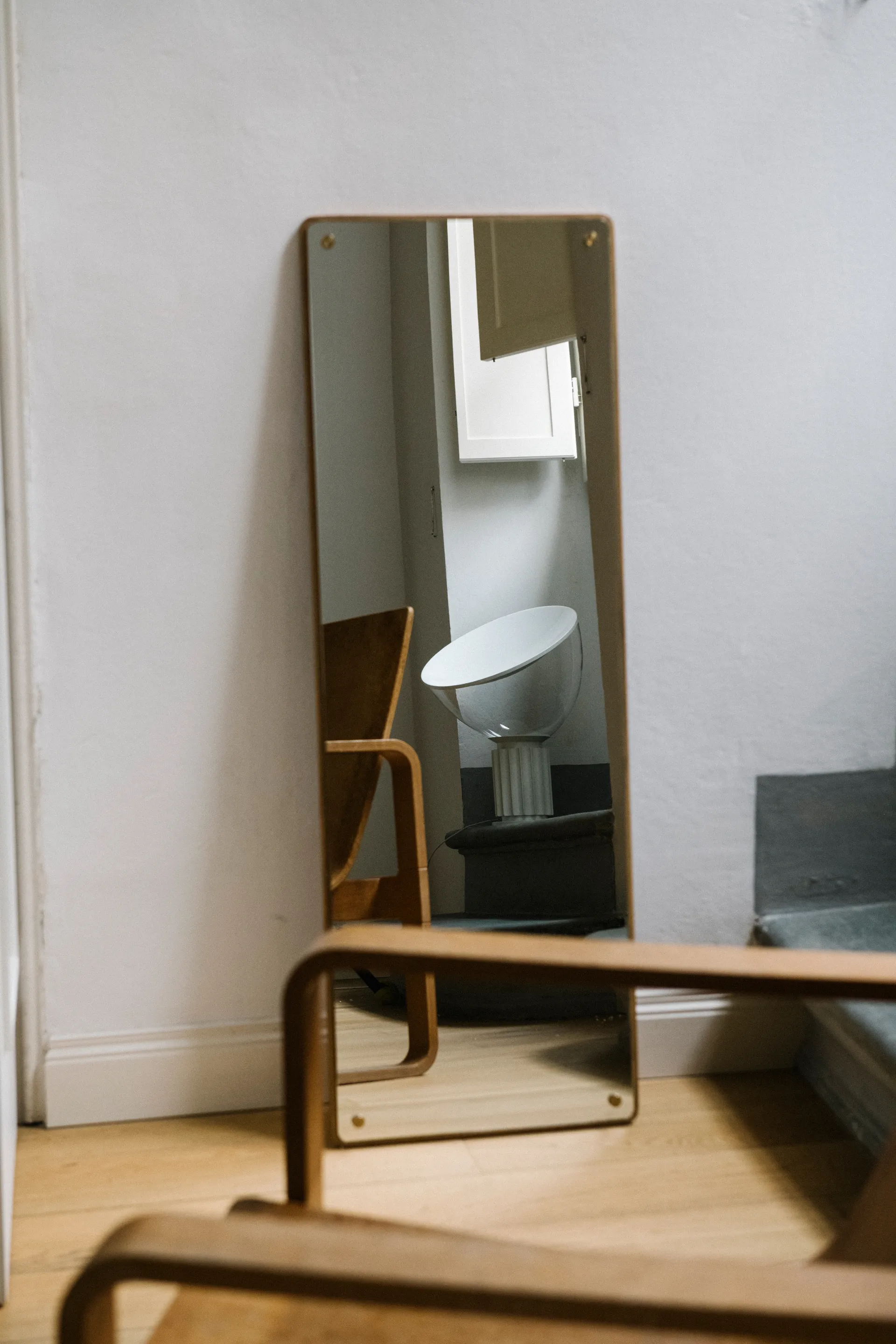 Lámpara de mesa Taccia Small LED 48,5 cm, Blanco mate, cúpula de cristal Flos