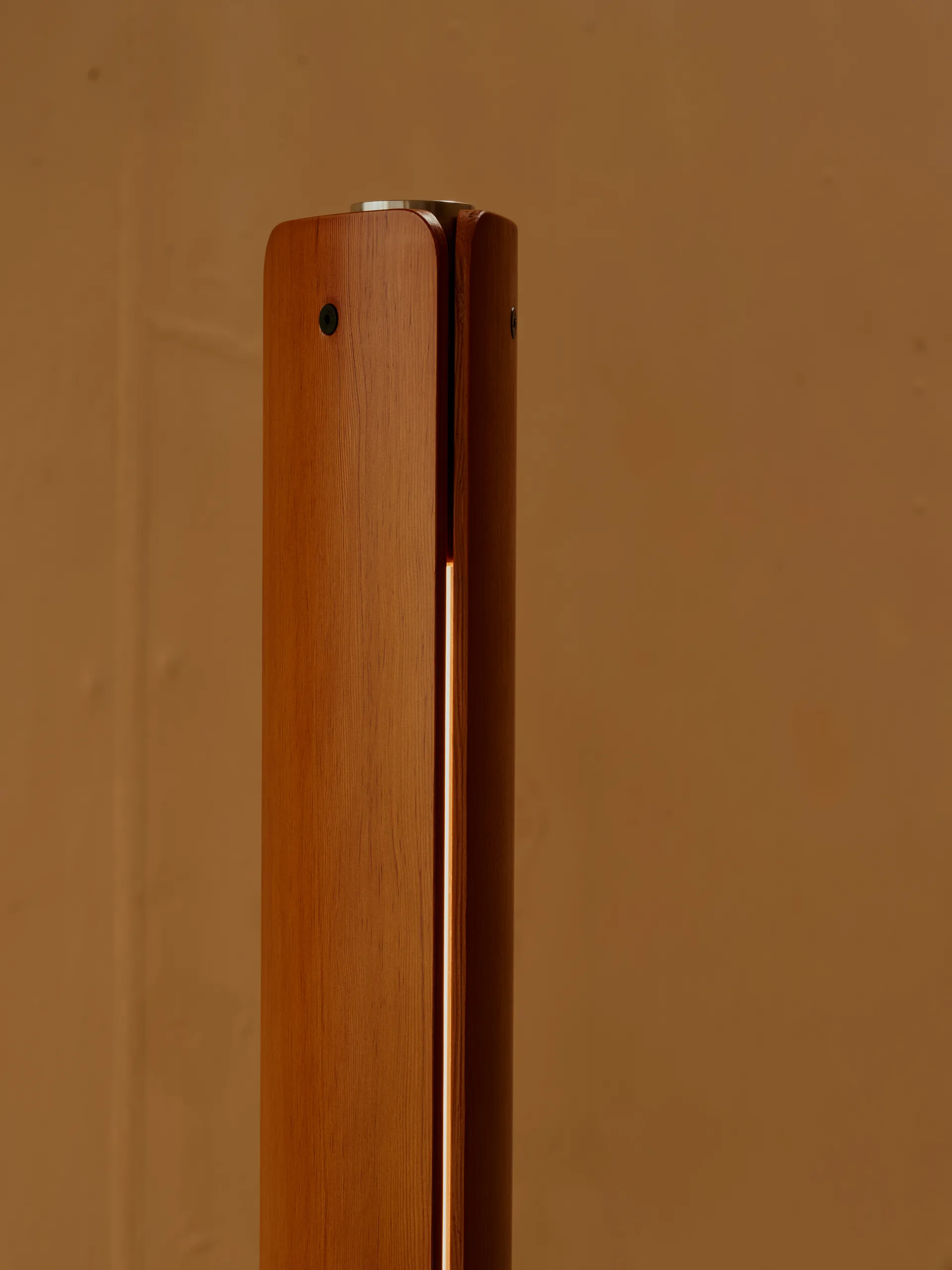 Lámpara de suelo Seki-han, 226 cm, Heat treatened ash-black metal Flos