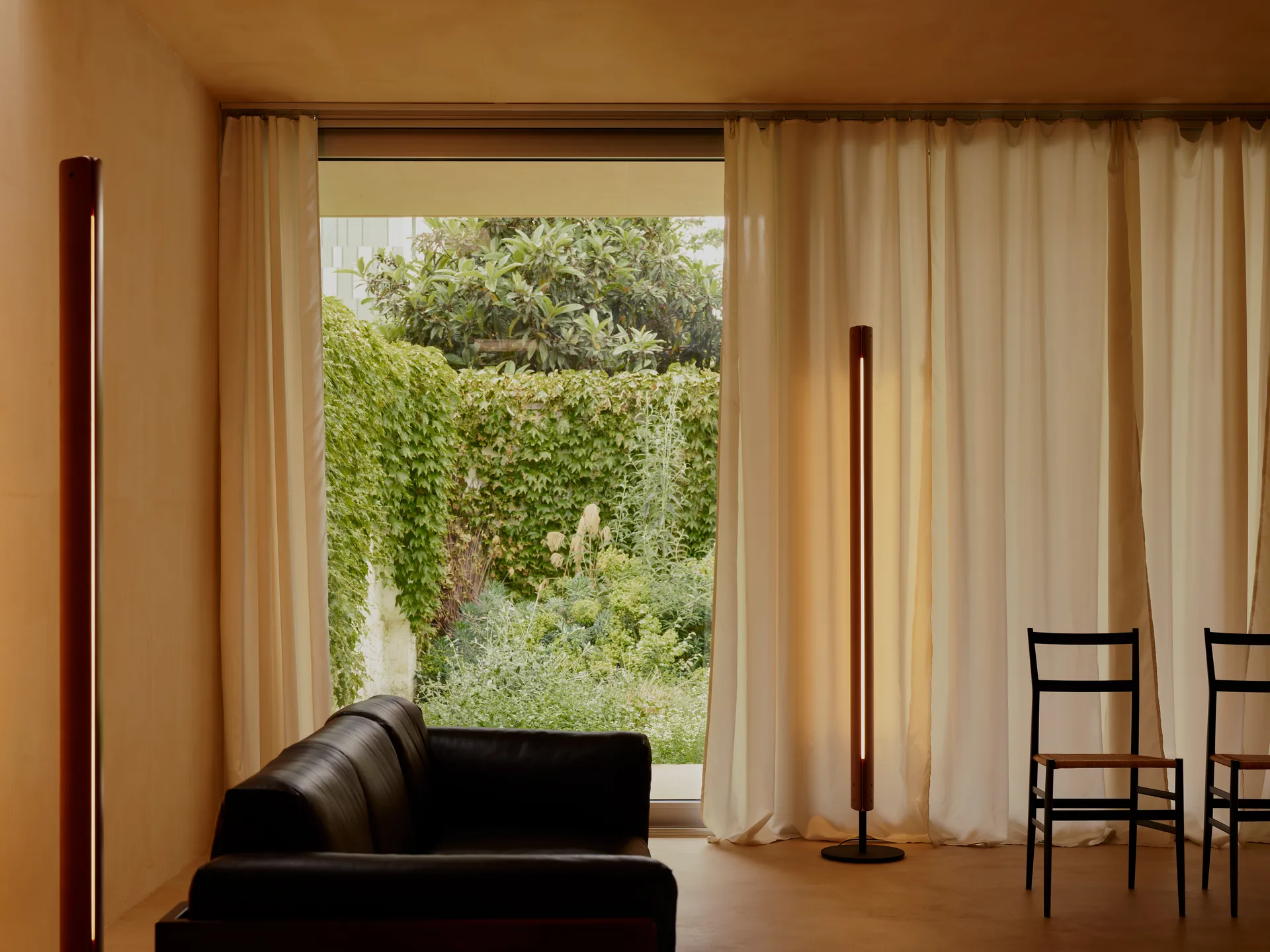 Lámpara de suelo Seki-han, 226 cm, Heat treatened ash-black metal Flos