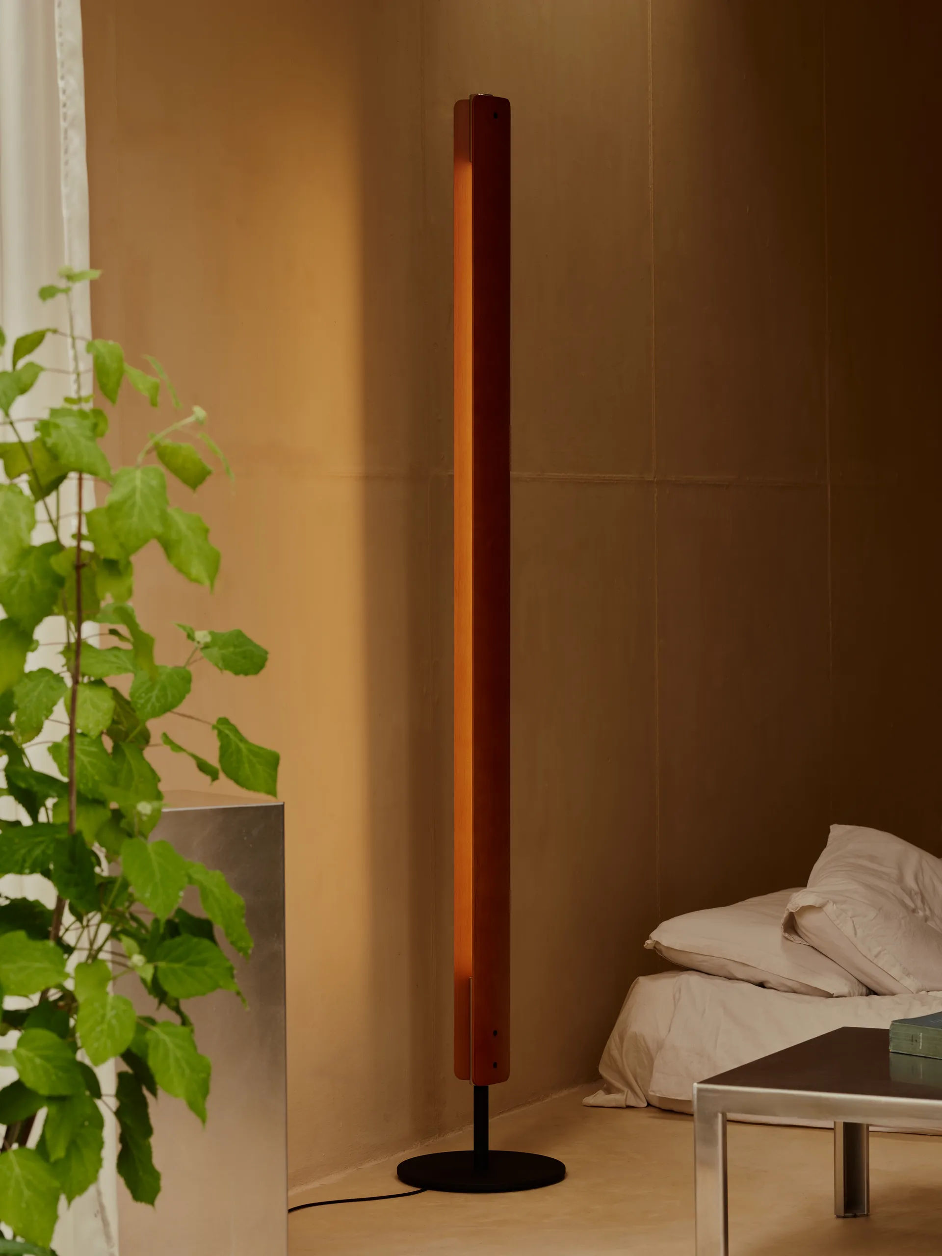 Lámpara de suelo Seki-han, 226 cm, Heat treatened ash-black metal Flos