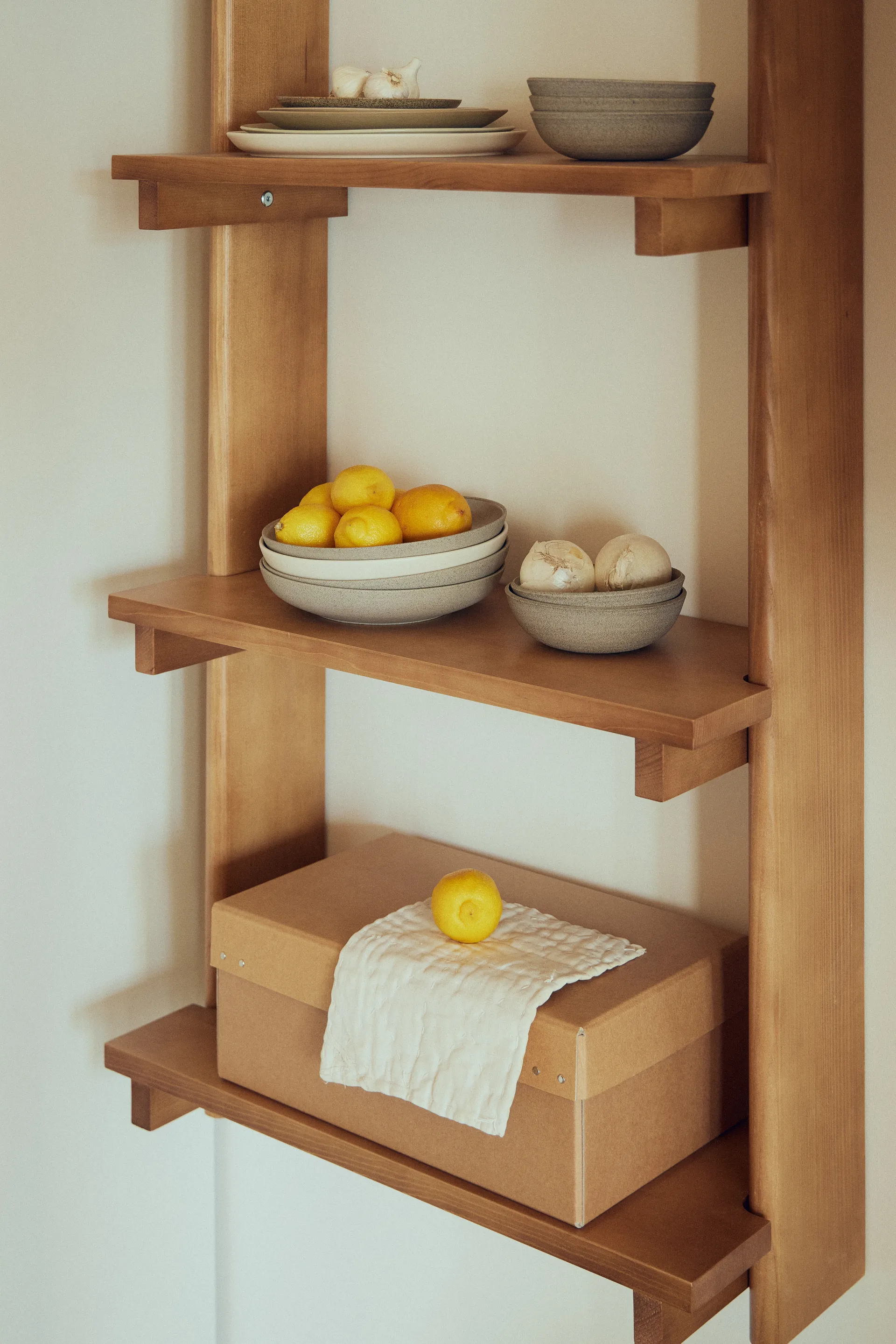 Estante de pared Beam Shelf, Deep brown pine, 60x167x25 cm Form & Refine