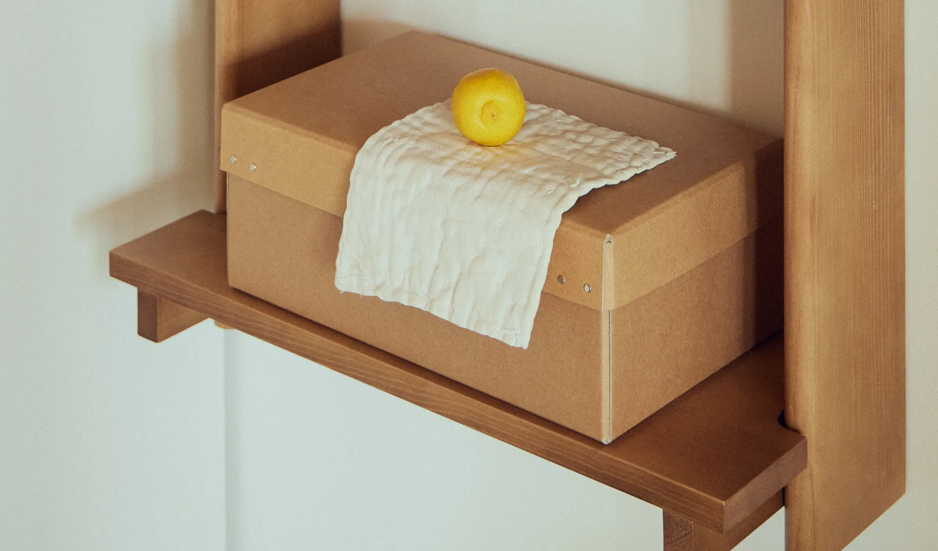 Estante de pared Beam Shelf, Deep brown pine, 60x90,5x25 cm Form & Refine