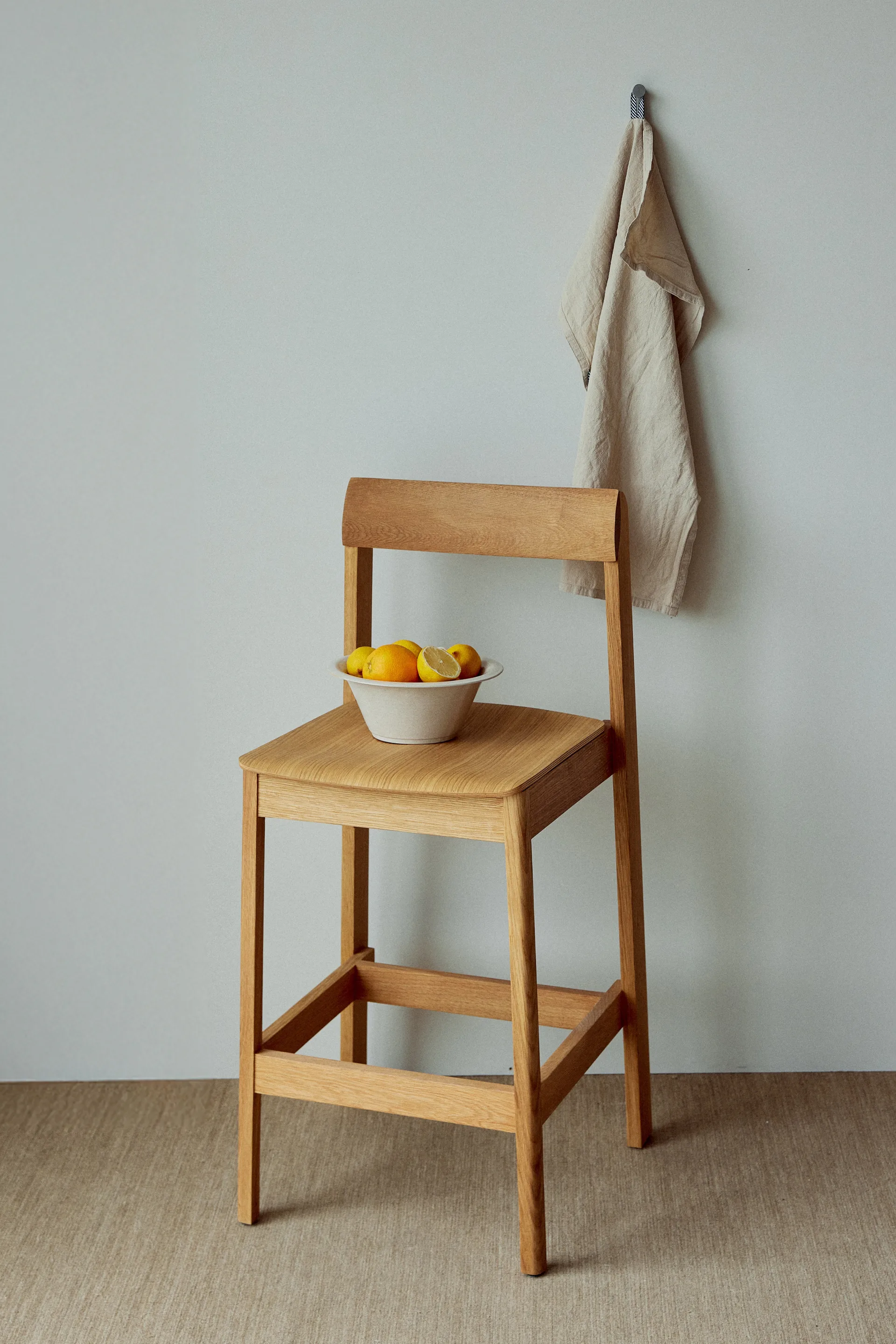 Taburete Blueprint, roble, 65 cm Form & Refine