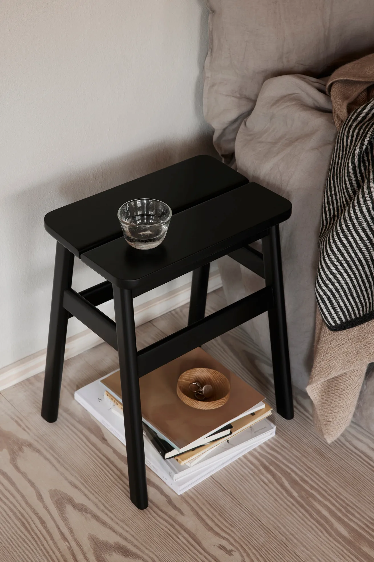 Taburete redondo Angle Standard 45 cm, Black, Ø32x46 cm Form & Refine