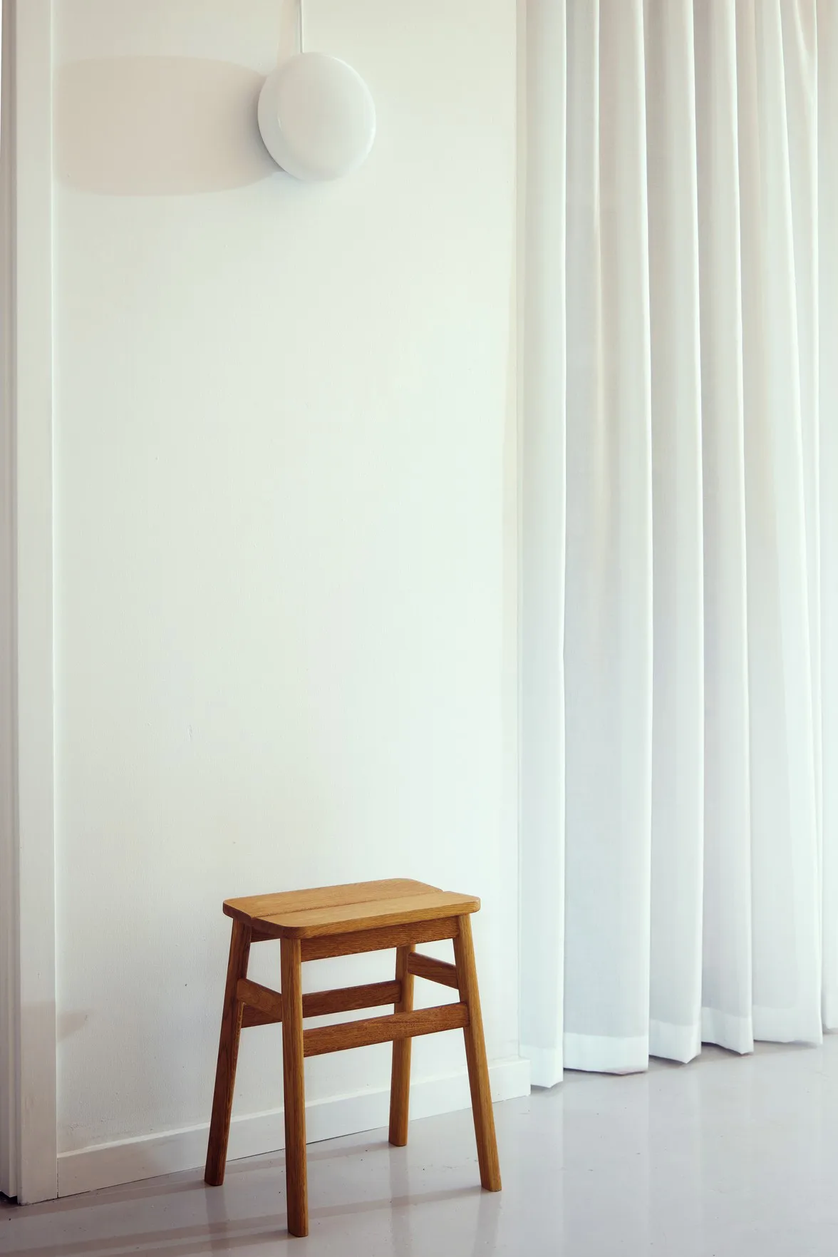 Taburete redondo Angle Standard 45 cm, Roble, Ø32x46 cm Form & Refine