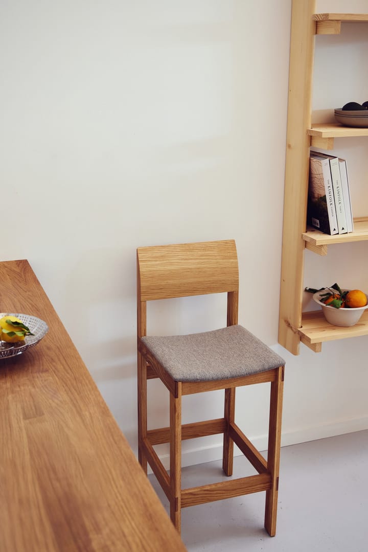Taburete Sonder 65 cm, Roble-Hallingdal 65-0227 Form & Refine