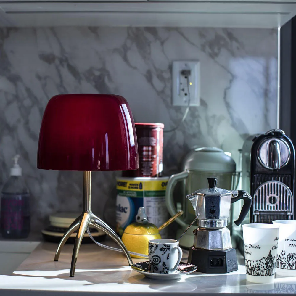 Lámpara de mesa regulable Lumiere Piccola, Pantalla blanca–base color champán Foscarini