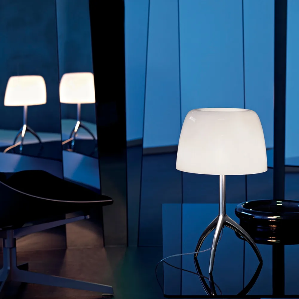 Lámpara de mesa regulable Lumiere Piccola, Pantalla blanco cálido–base color champán Foscarini