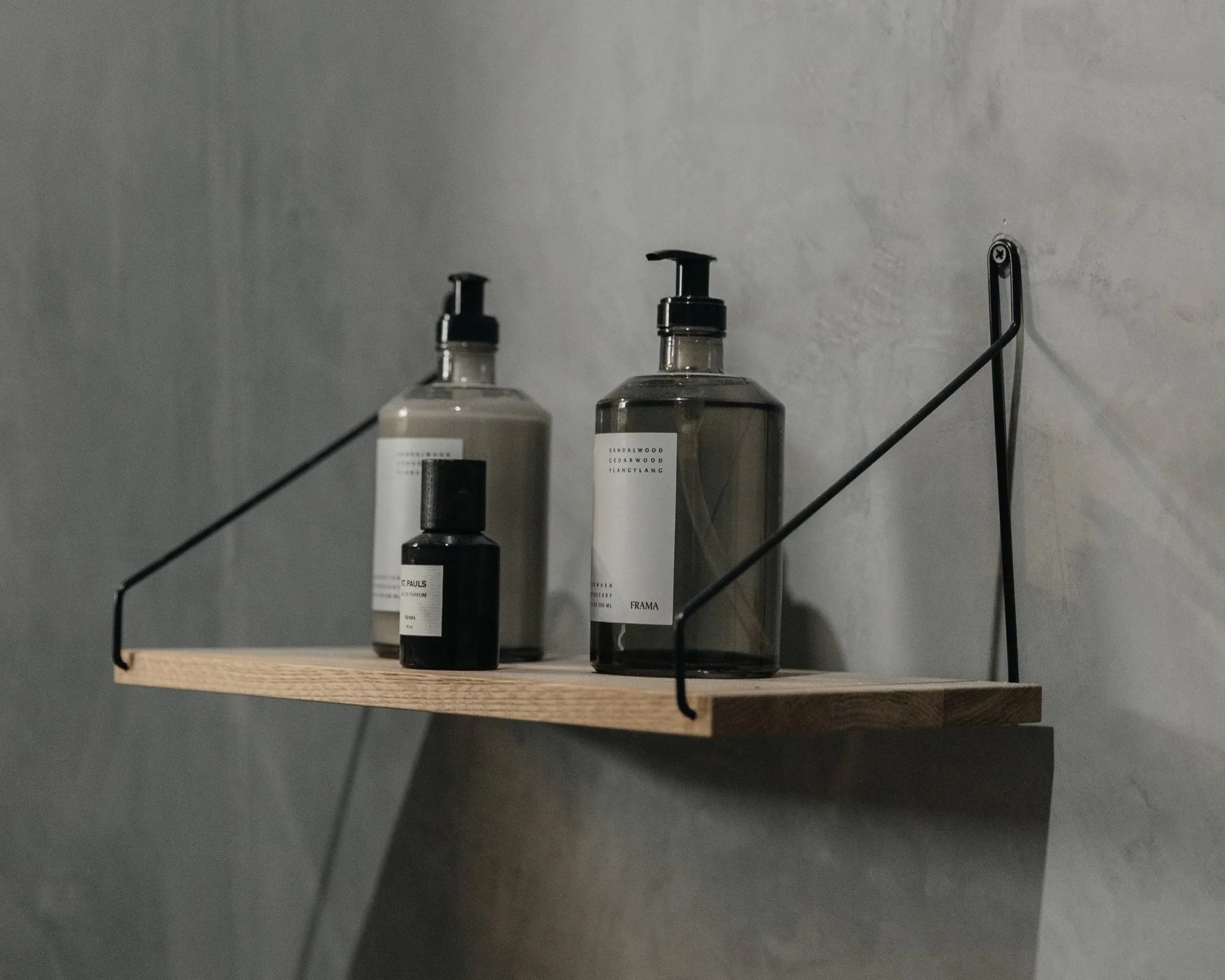 Estante de pared Single Shelf, Roble-negro, 60x27 cm FRAMA