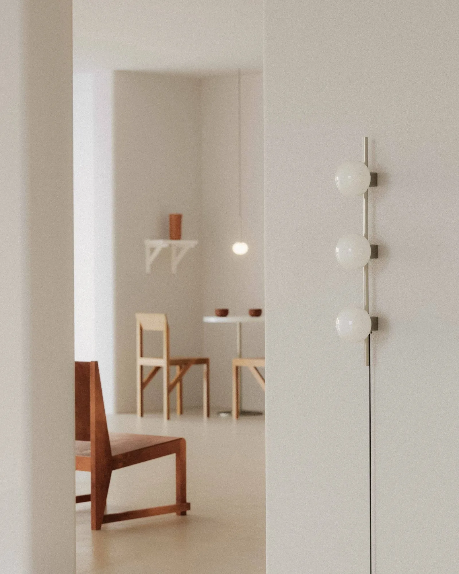 Lámpara de pared Ovoid Single, Acero inoxidable-vidrio opalino FRAMA