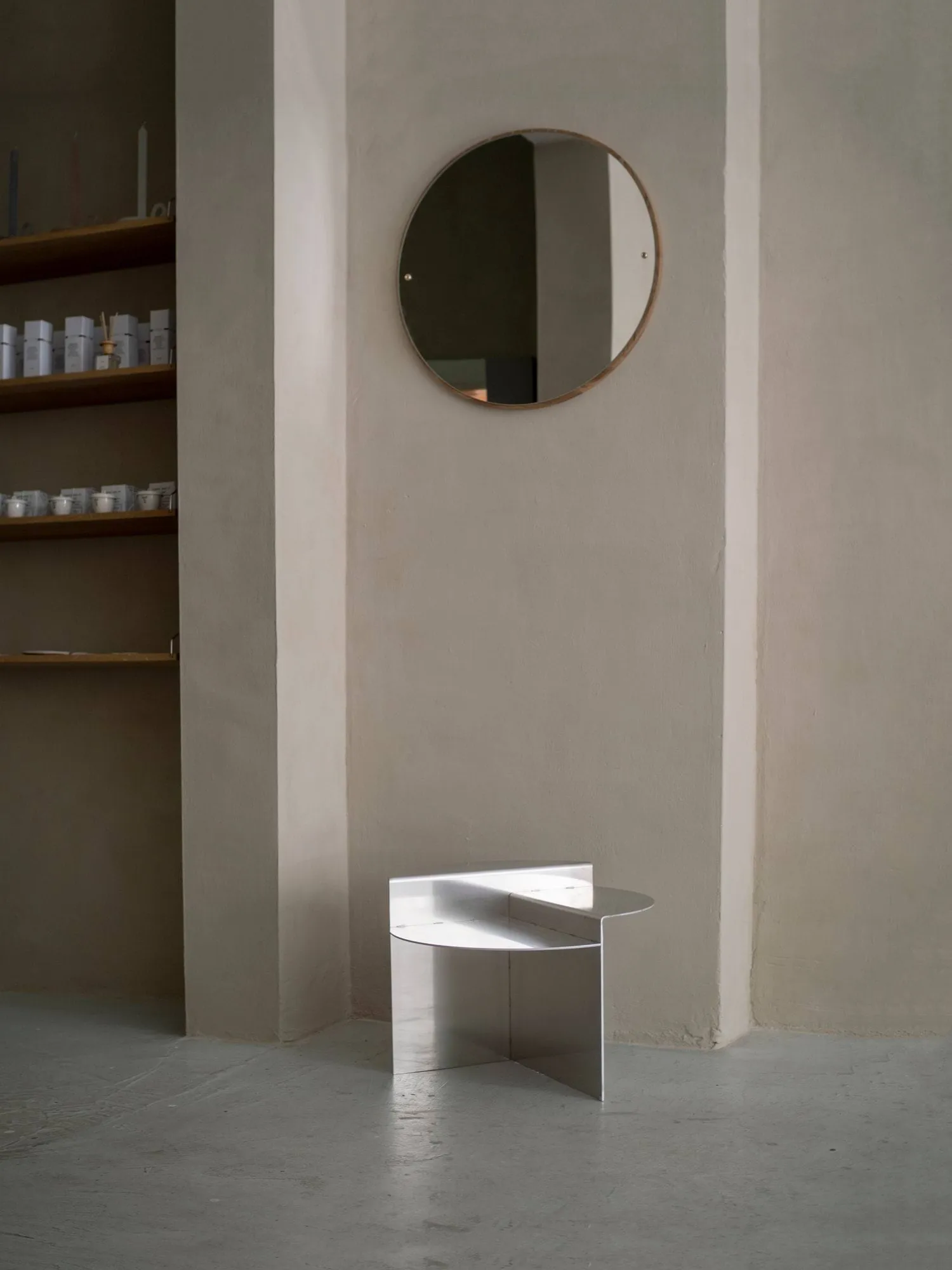 Mesa auxiliar Rivet, Aluminio, Ø51,3x40 cm FRAMA