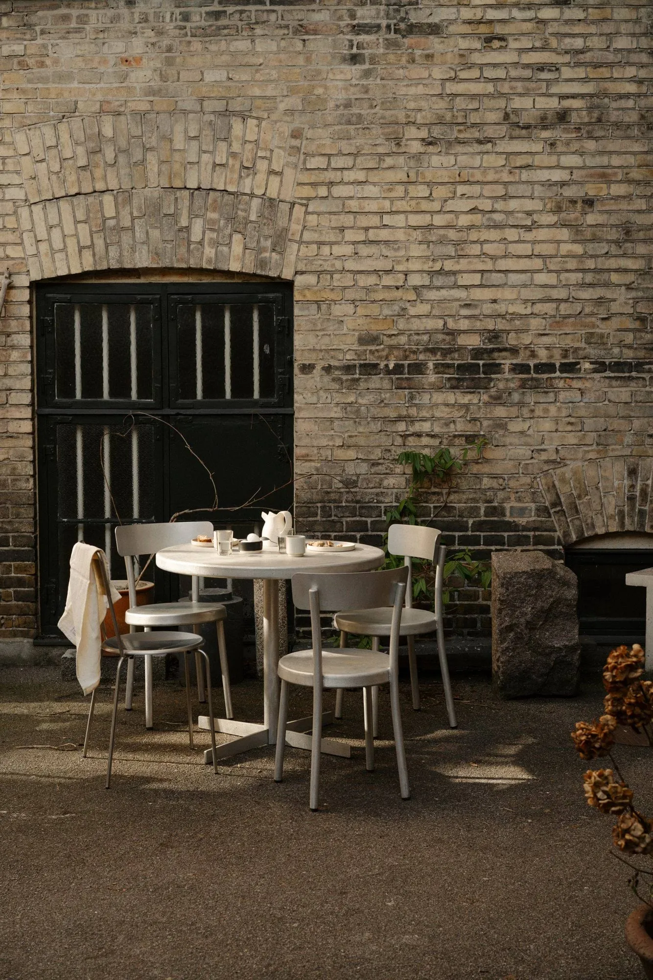 Mesa de comedor Tasca Table, Aluminium, large, Ø87,5x75,5 cm FRAMA