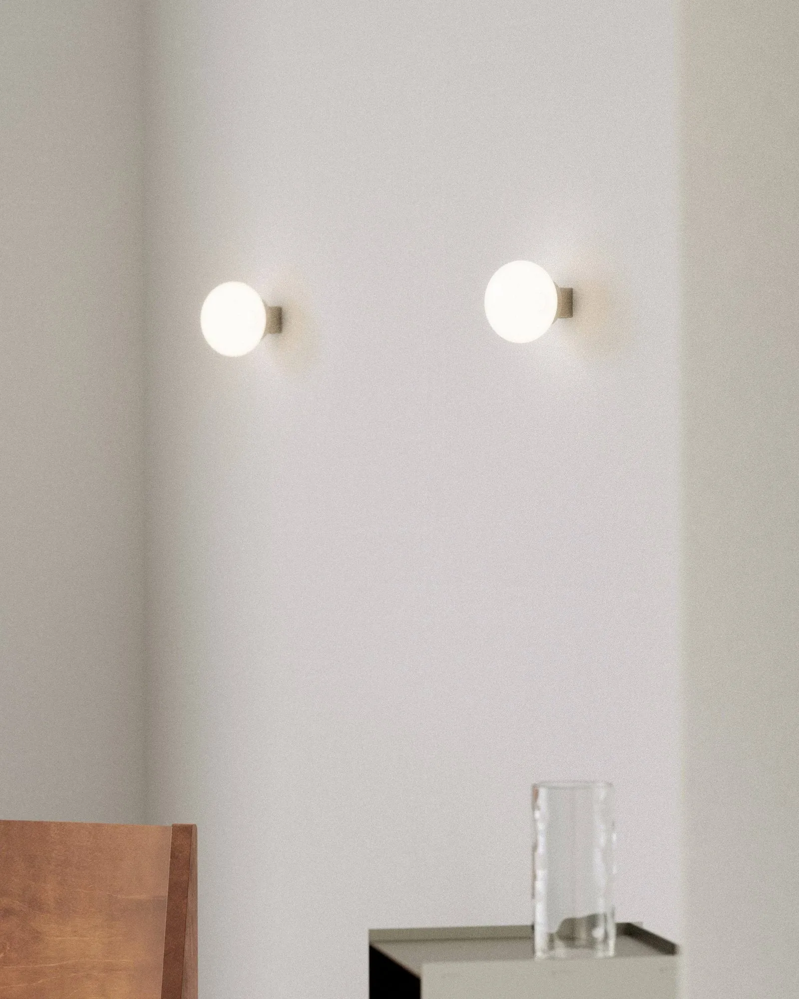 Plafón Ovoid Sconce, Acero inoxidable, vidrio opalino FRAMA