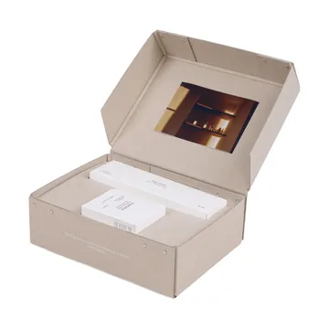 Set de regalo FRAMA con vela aromática + apagavelas - Komorebi - FRAMA