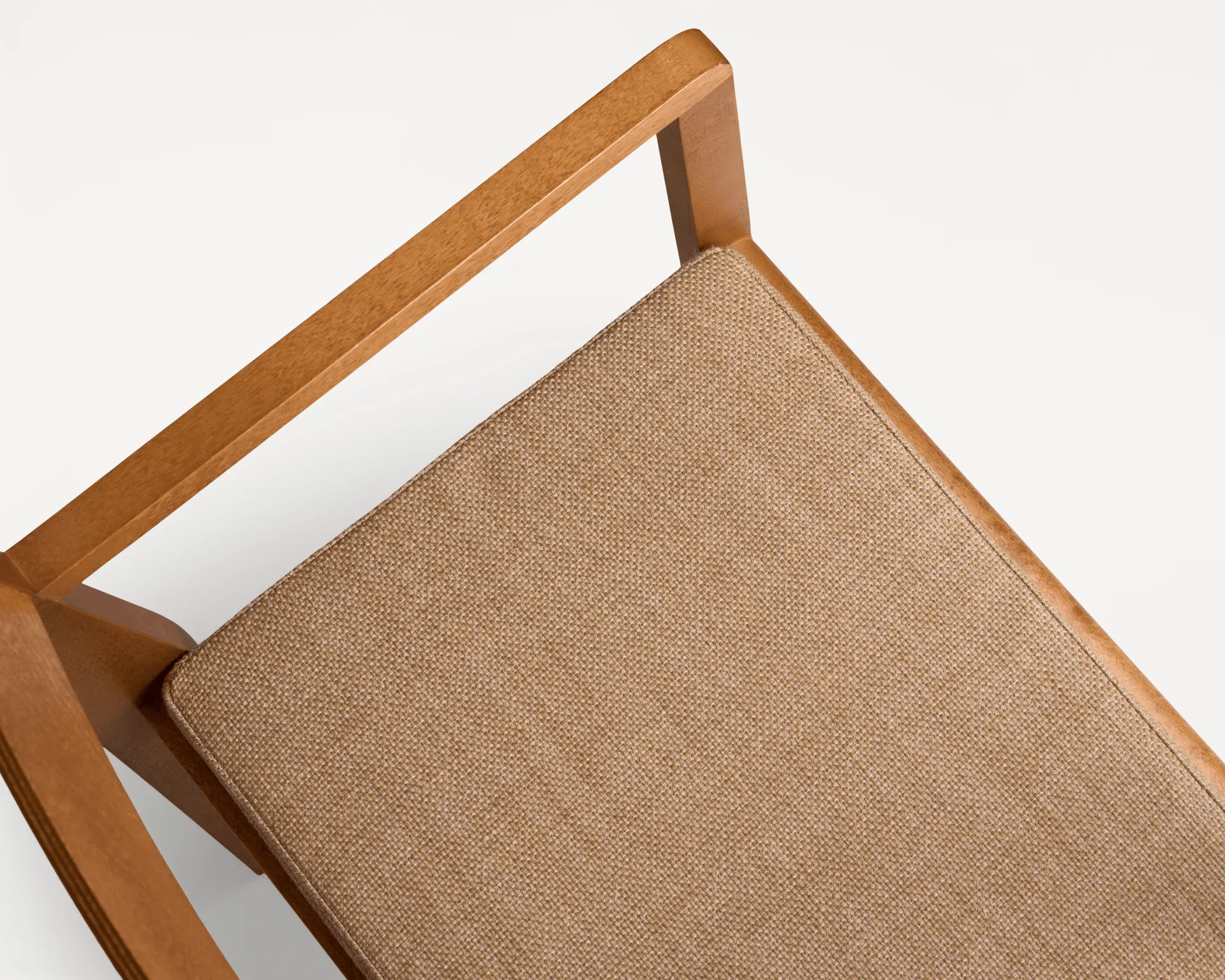 Silla con reposabrazos Armrest Chair 01, Abedul marrón oscuro FRAMA