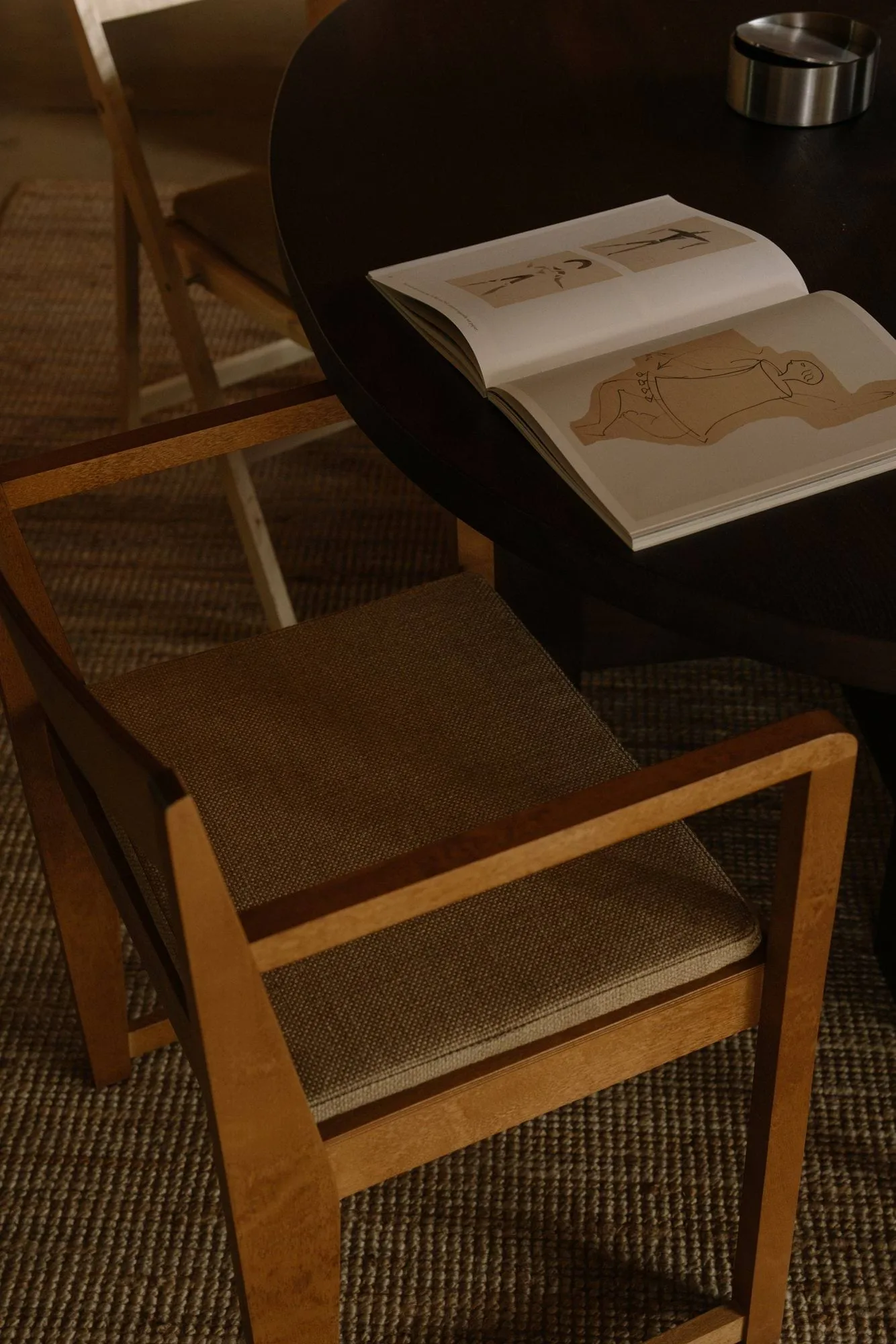 Silla con reposabrazos Armrest Chair 01, Abedul marrón oscuro FRAMA