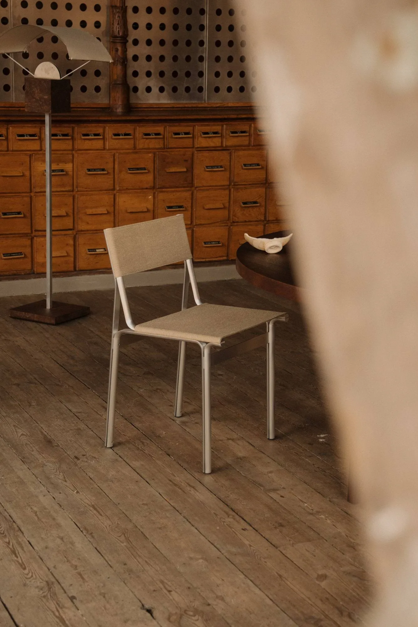 Silla Union, Aluminium-Sandstone Linen FRAMA