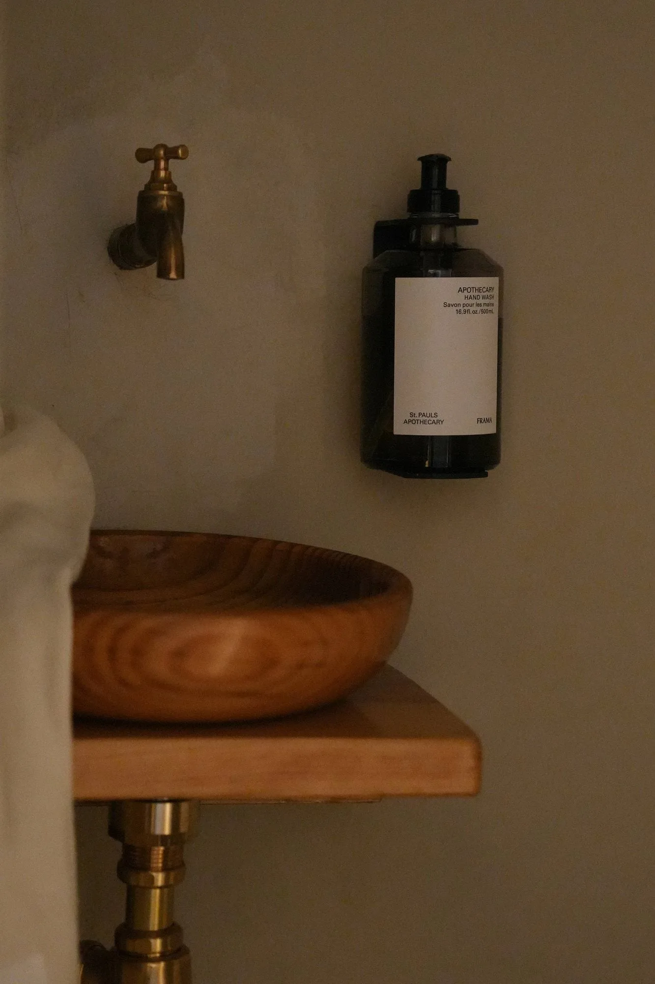 Soporte de pared FRAMA para jabón/loción de manos 375 ml, Negro FRAMA