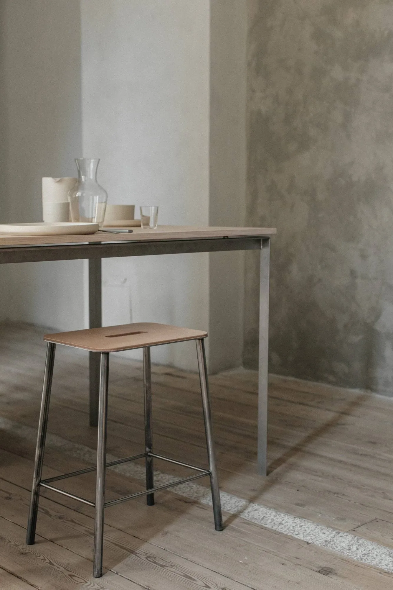 Taburete Adam, Raw steel-natural leather, H:50 cm FRAMA