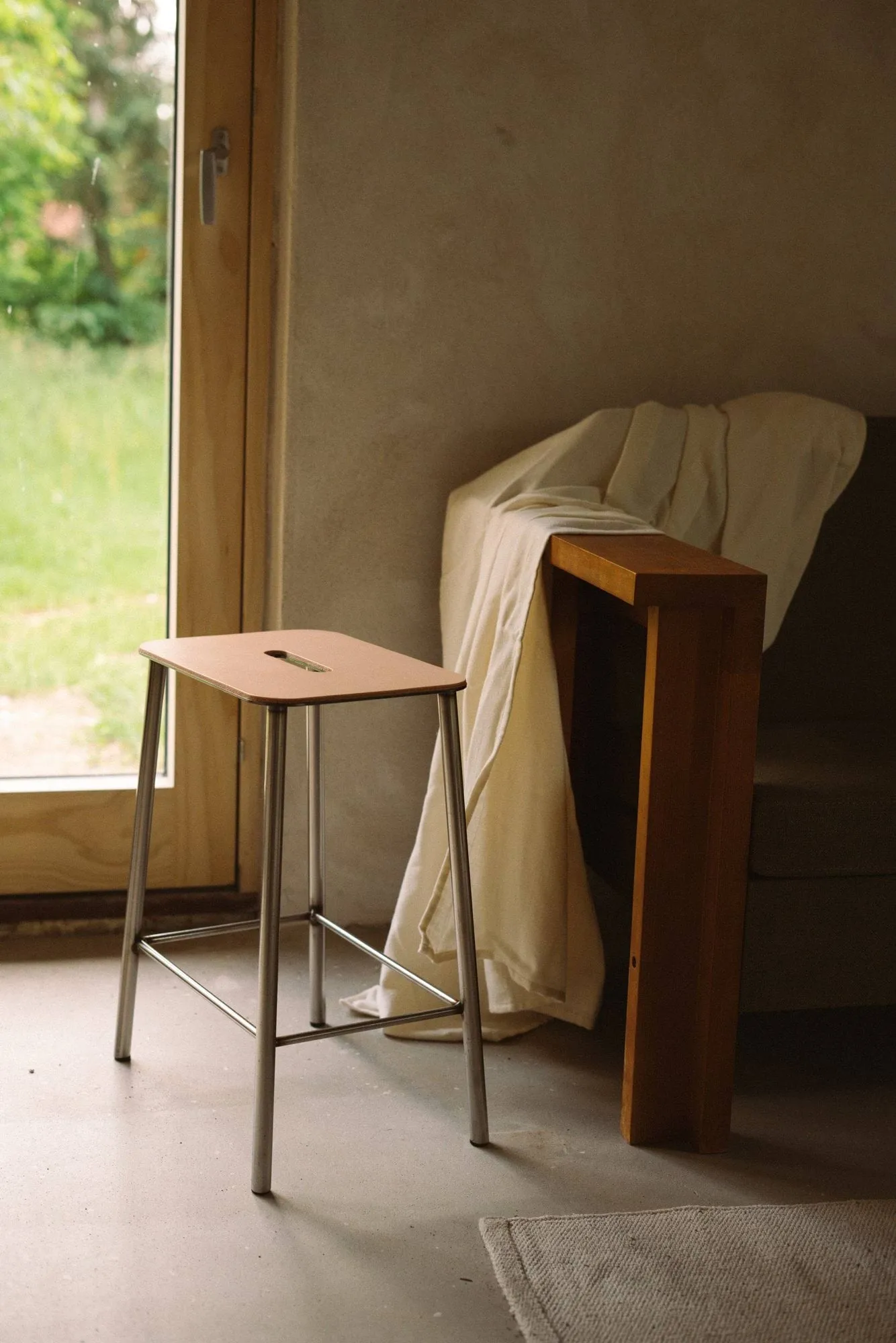 Taburete Adam, Raw steel-natural leather, H:65 cm FRAMA