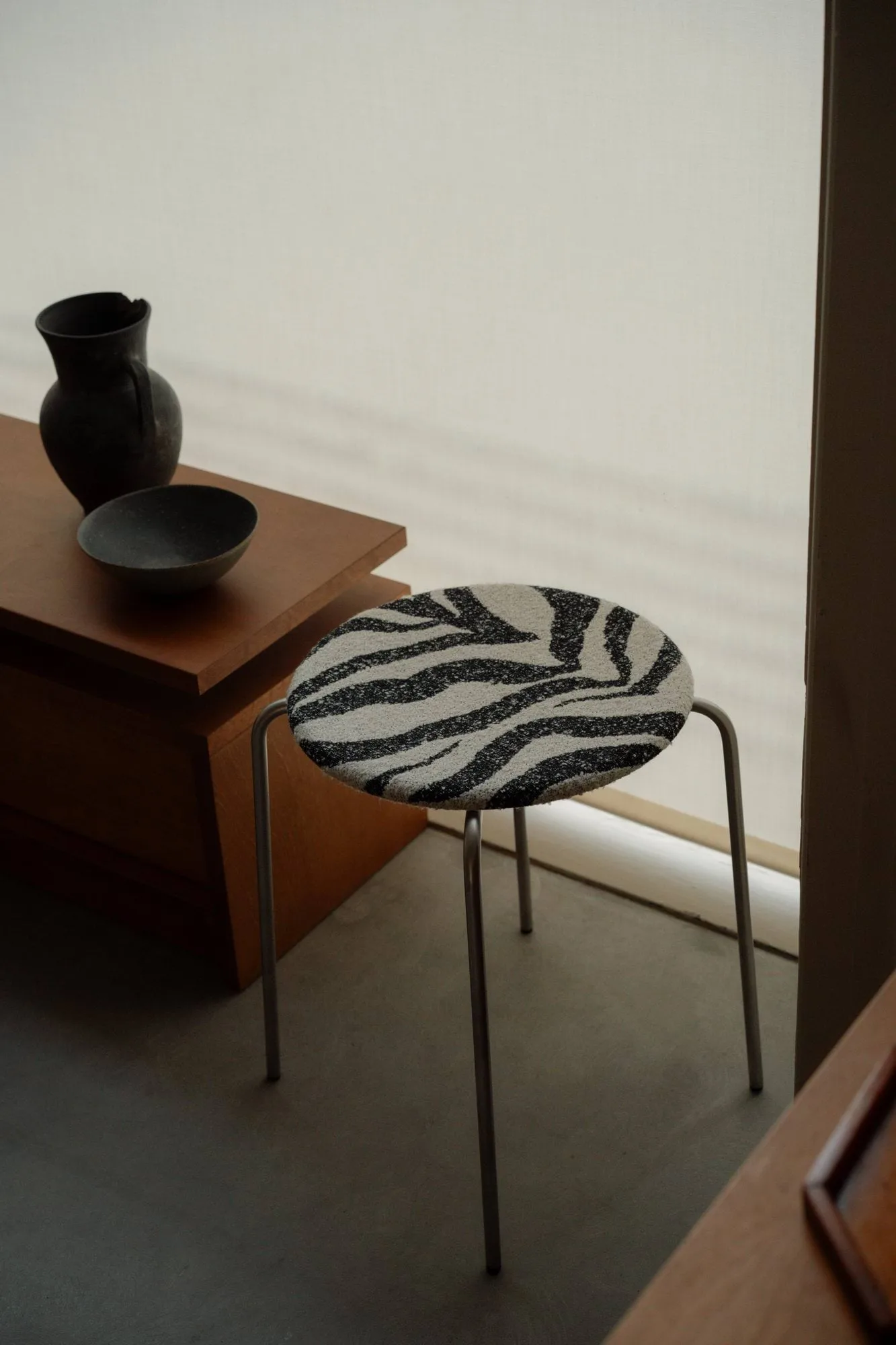 Taburete redondo Petit Rond, Acero inoxidable-tela Zebra FRAMA