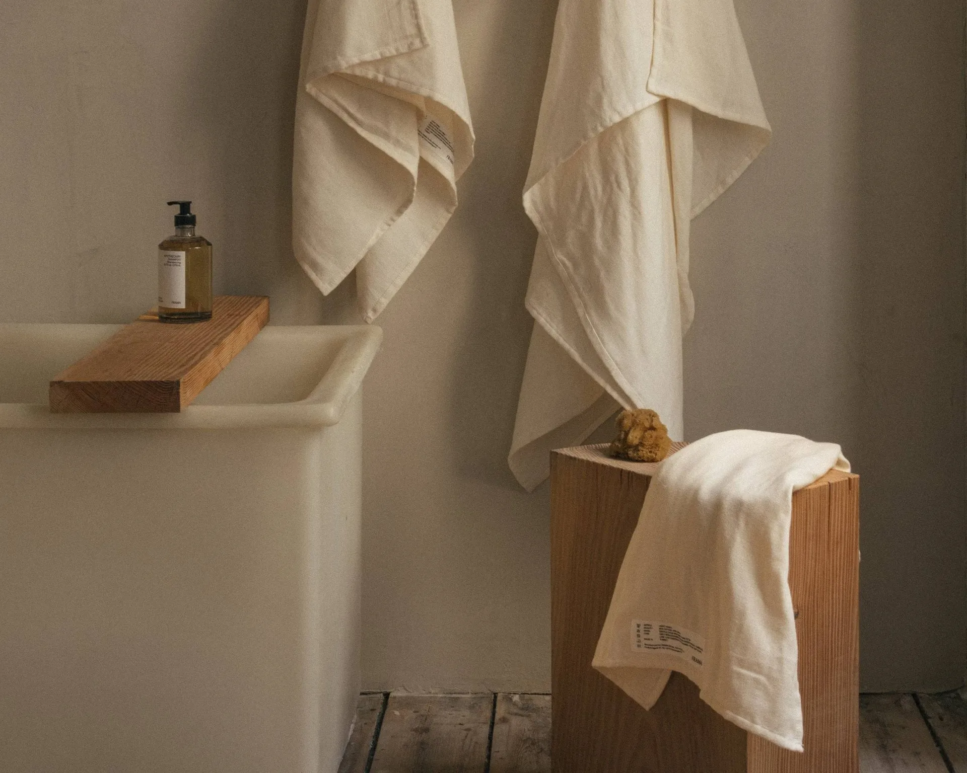 Toalla de baño Light Towel 150x100 cm, Bone white (blanco) FRAMA