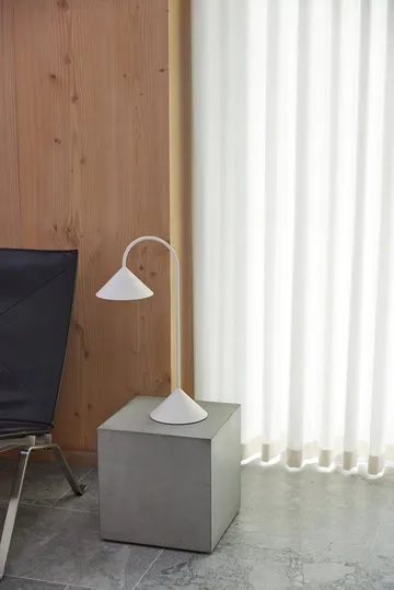 Lámpara de mesa portátil Grasp - Matt White, 47 cm - Frandsen