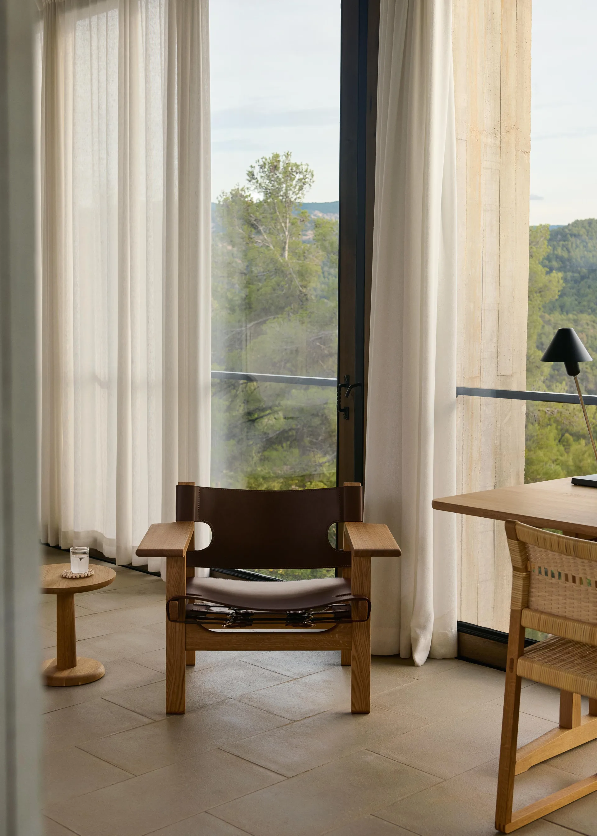 Butaca The Spanish Chair, Cuero marrón oscuro-roble aceitado Fredericia Furniture