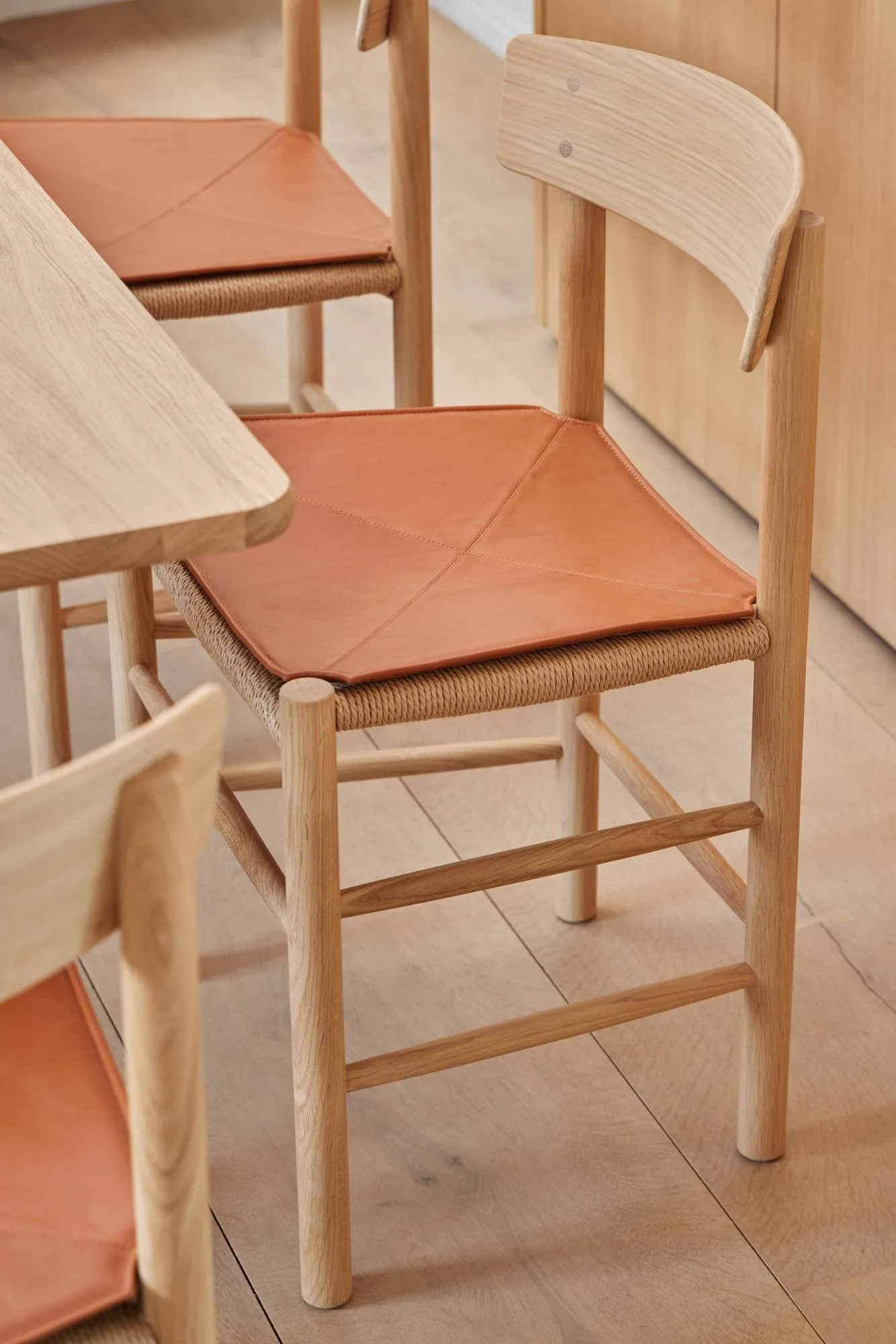 Cojín de asiento de cuero para silla J39, Cuero Cera 905 Russet Brown Fredericia Furniture