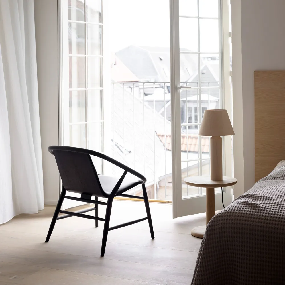 Mesa auxiliar Pon, Roble lacado negro, Ø35 cm Fredericia Furniture