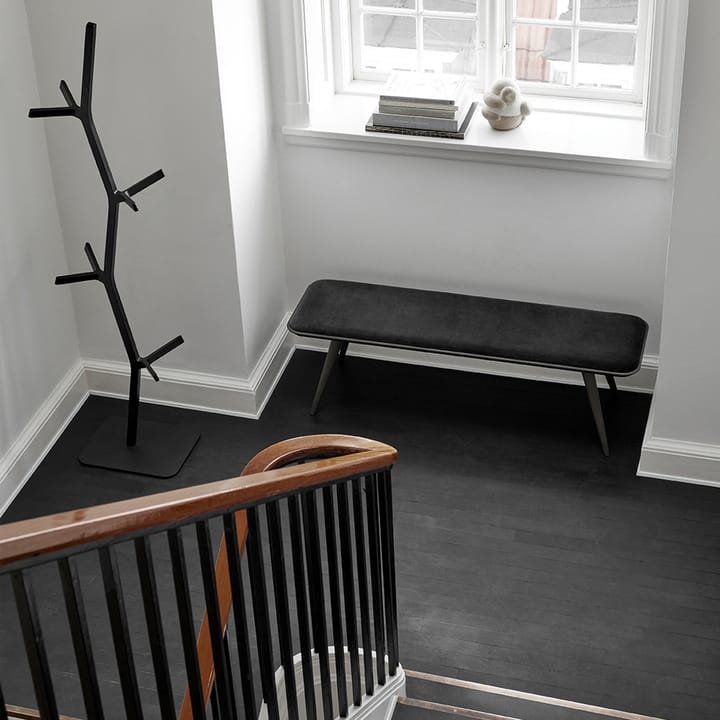 Perchero Nara, Fresno teñido negro - acero lacado negro Fredericia Furniture