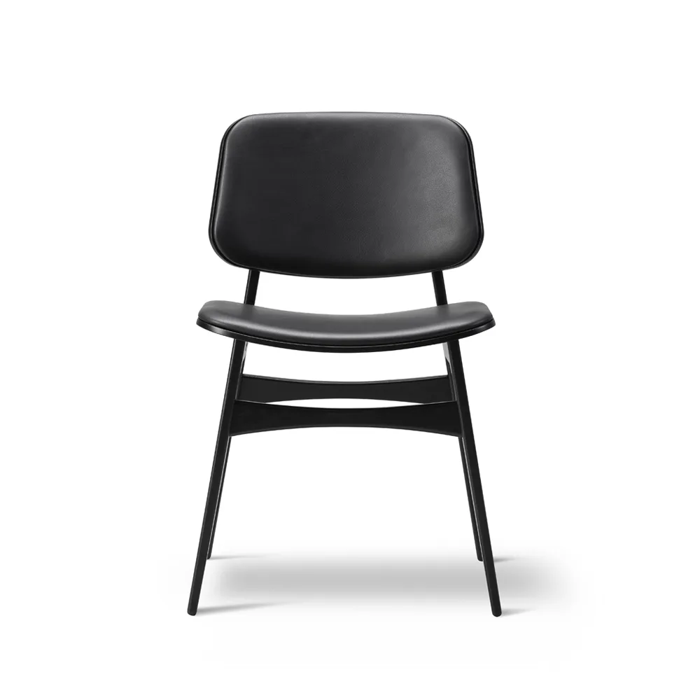 Søborg 3052 base de madera silla completamente tapizada, cuero Omni 301 negro, patas de roble lacadas en negro Fredericia Furniture