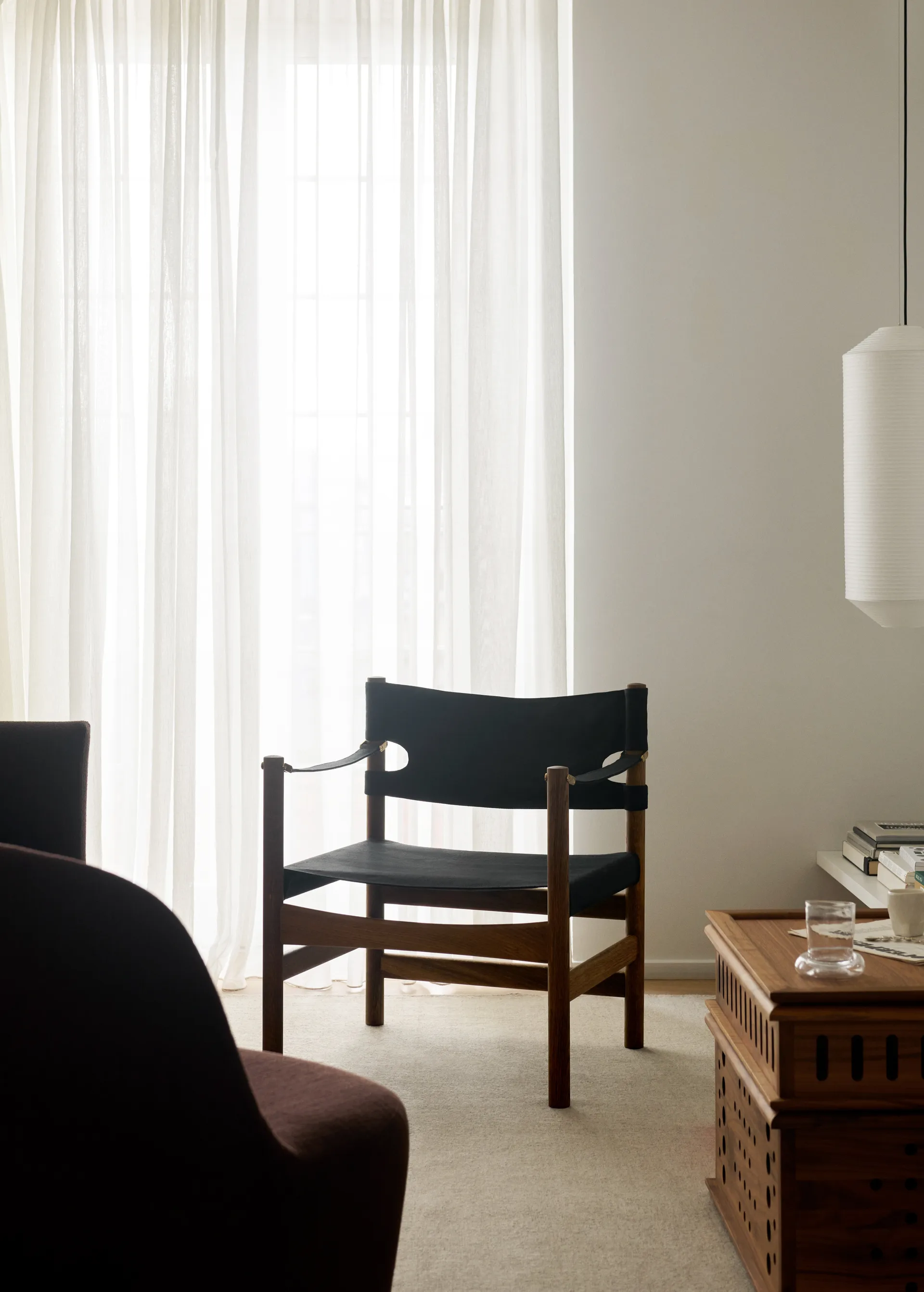 Silla con reposabrazos Canvas 21, Canvas negro - roble aceitado Fredericia Furniture