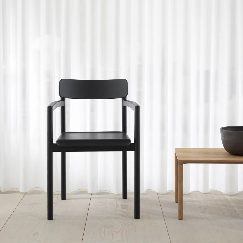 Silla con reposabrazos Post 3445, Roble lacado negro Fredericia Furniture