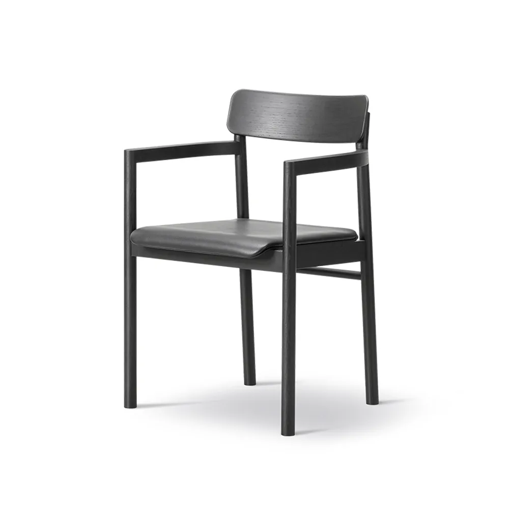 Silla con reposabrazos Post 3445, Roble lacado negro Fredericia Furniture