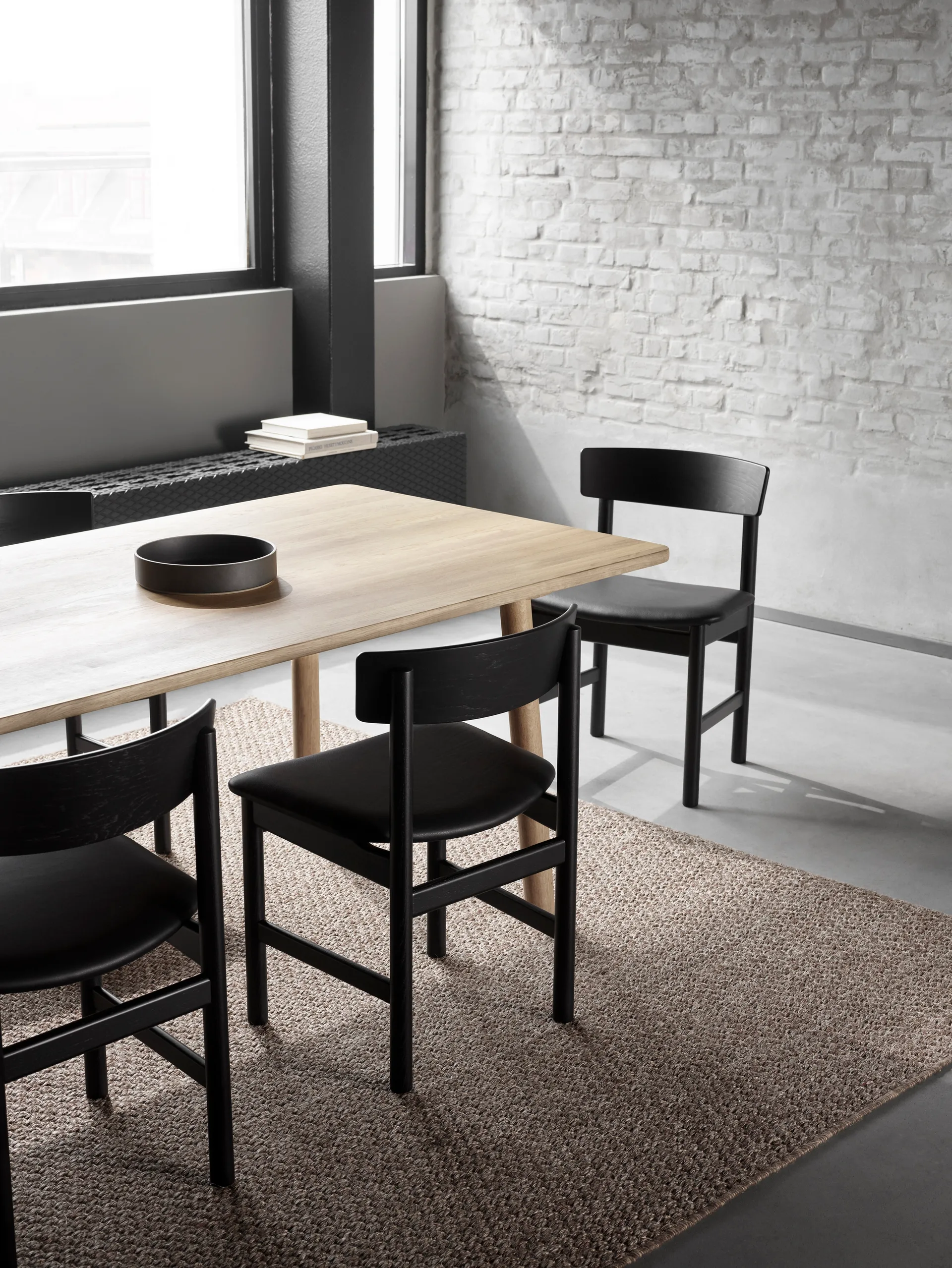 Silla J39, Haya lacada en negro - cuero Omni 301 negro Fredericia Furniture