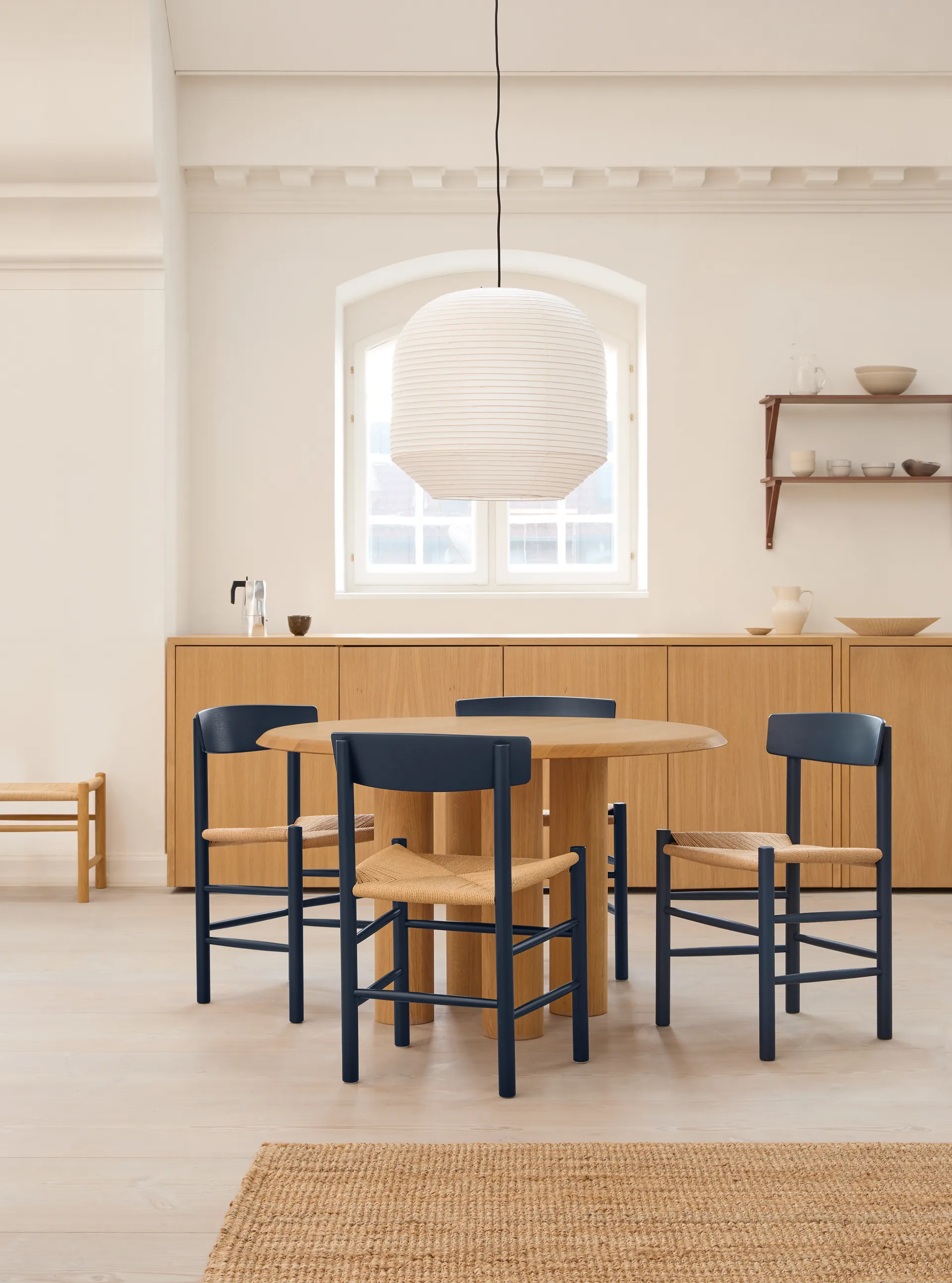Silla J39, Indigo blue-trenzado natural Fredericia Furniture