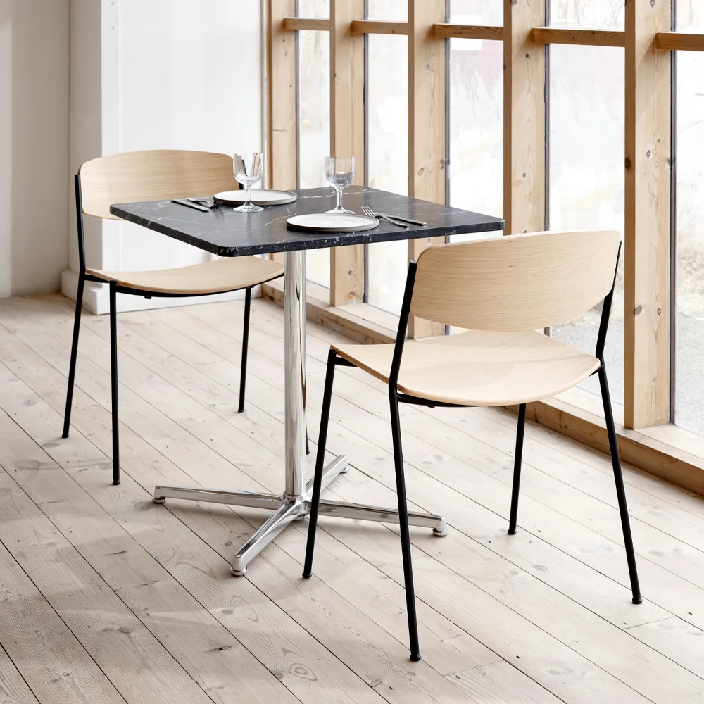 Silla Lynderup 3080, Fresno rojo - estructura de acero negro Fredericia Furniture