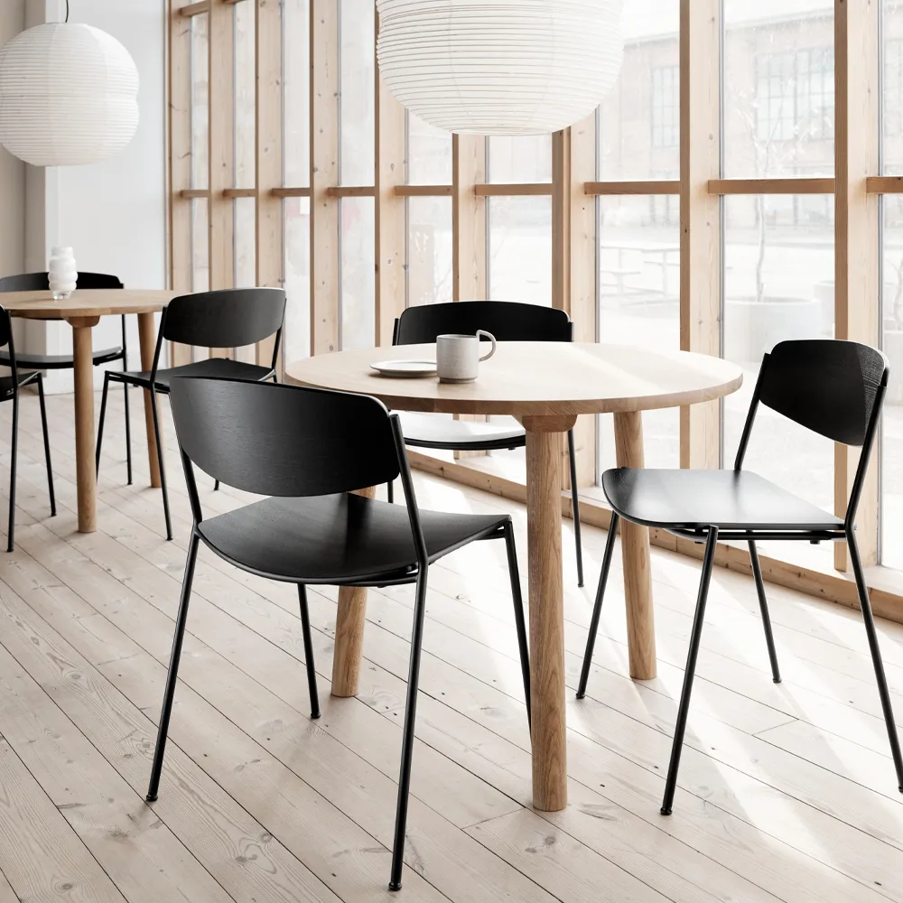 Silla Lynderup 3080, Nogal lacado - estructura de acero negro Fredericia Furniture