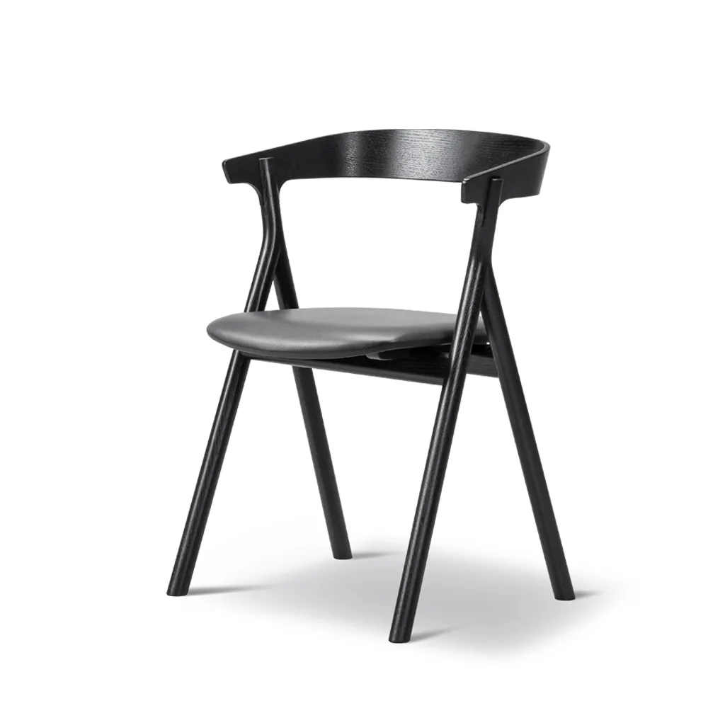 Silla Yksi 3340, Cuero premium 88 - roble lacado negro Fredericia Furniture