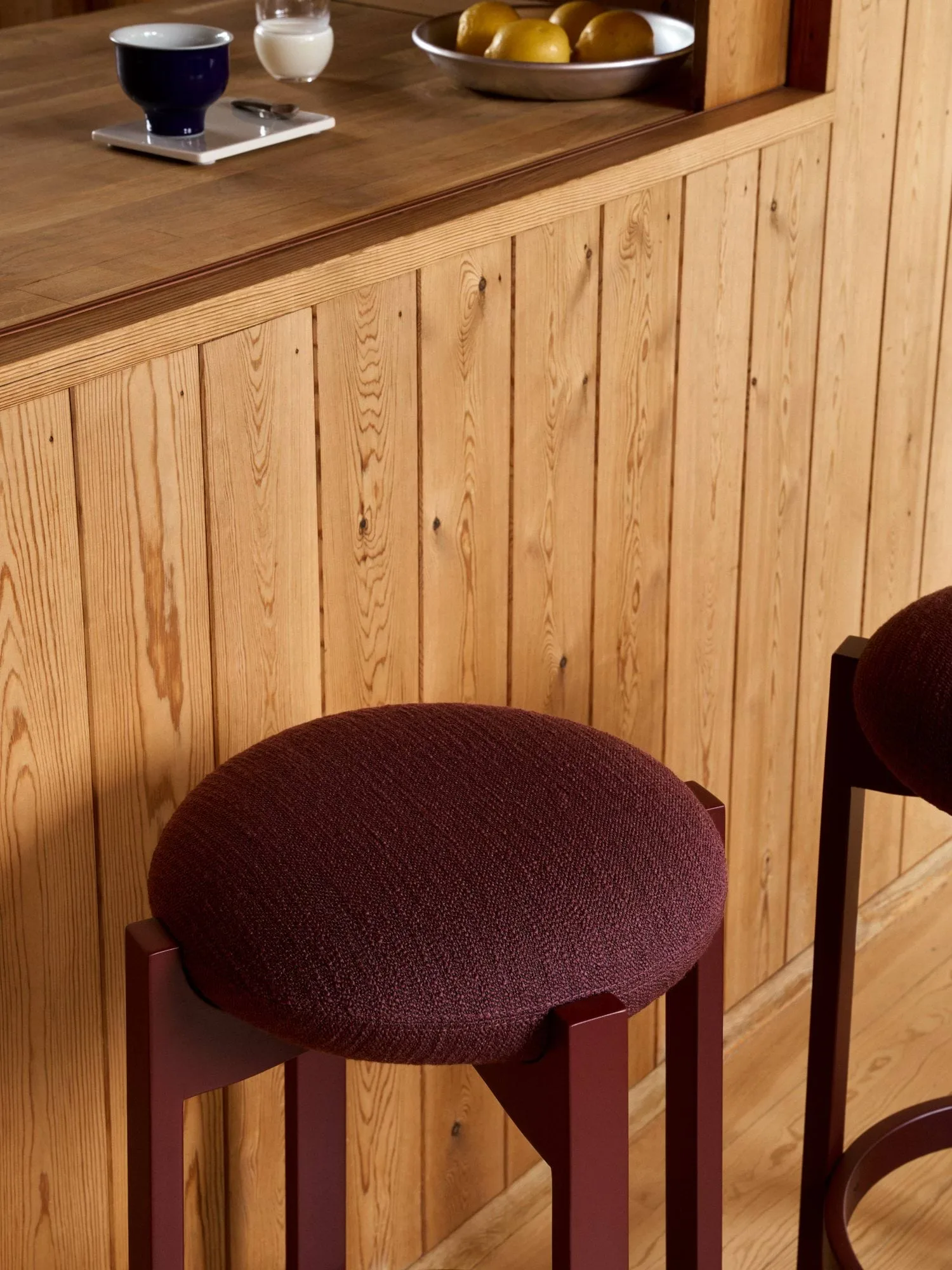 Taburete alto Pioneer , Odino RC43 burdeos-burdeos haya Fredericia Furniture