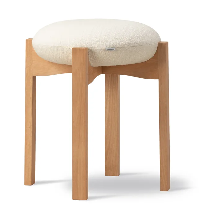 Taburete bajo Pioneer - Odino NE22 off white-haya aceitada - Fredericia Furniture