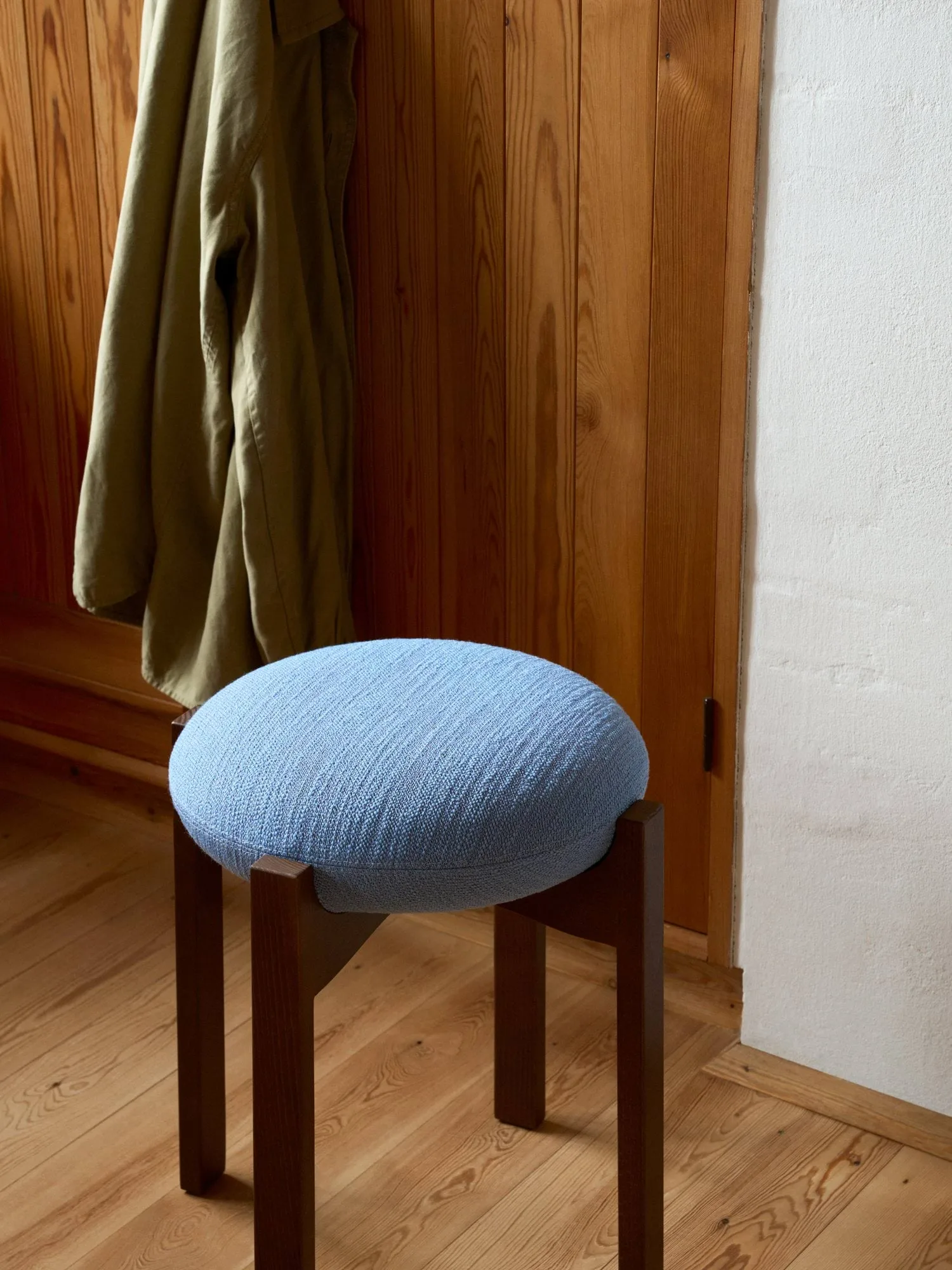 Taburete bajo Pioneer, Odino PV82 light blue-roble lacado Fredericia Furniture