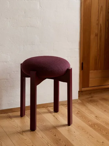 Taburete bajo Pioneer - Odino RC43 burdeos-burdeos haya - Fredericia Furniture