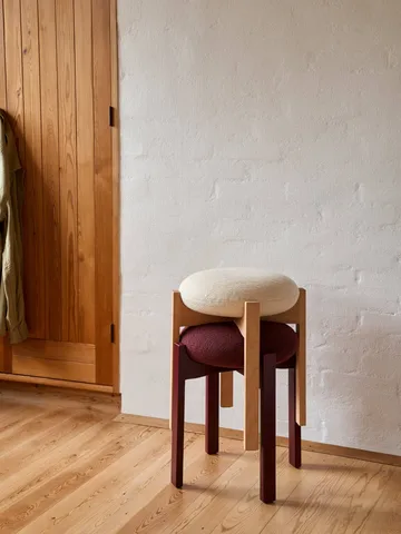 Taburete bajo Pioneer - Odino RC43 burdeos-burdeos haya - Fredericia Furniture