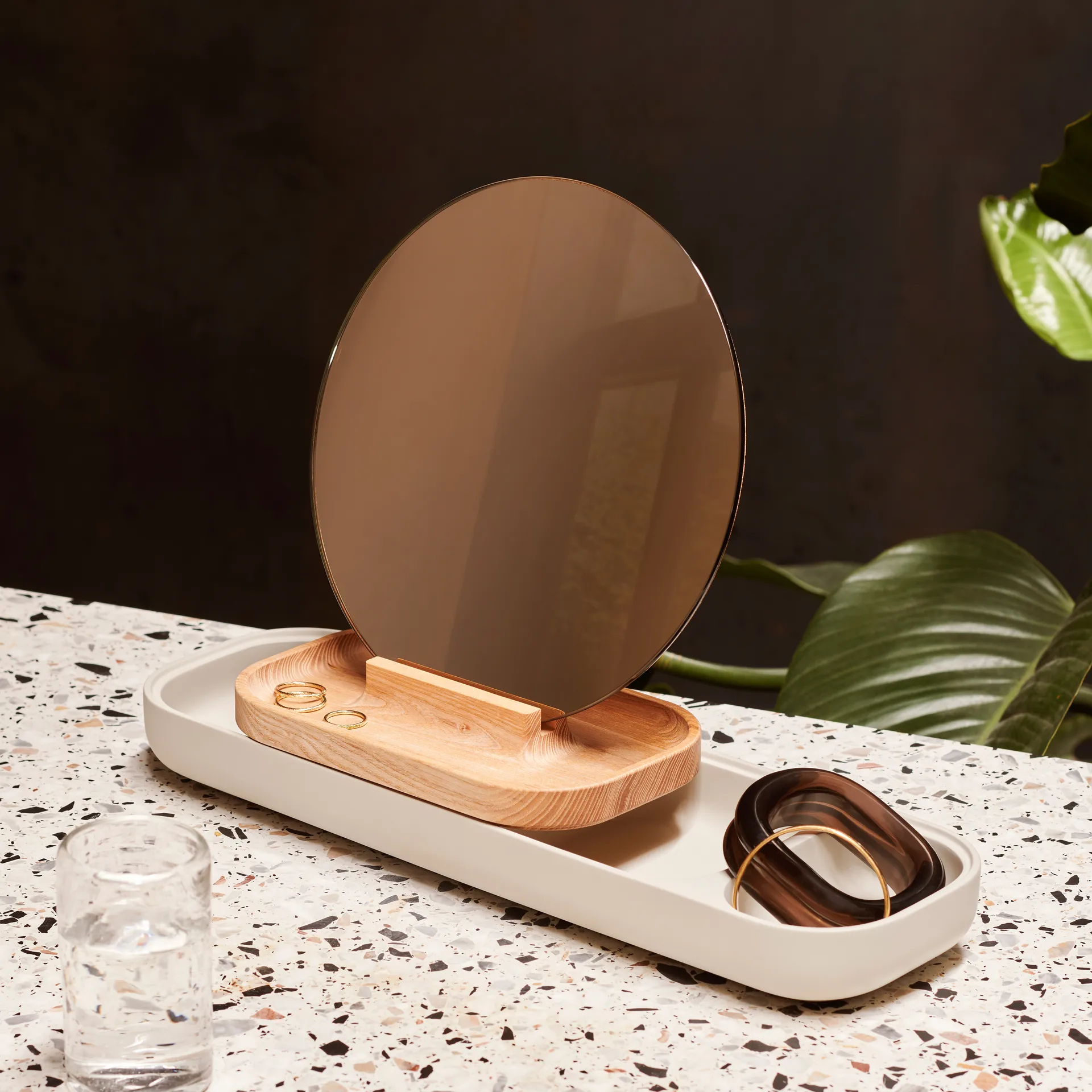 Almacén con espejo Slide, Ask-hormigón Fritz Hansen