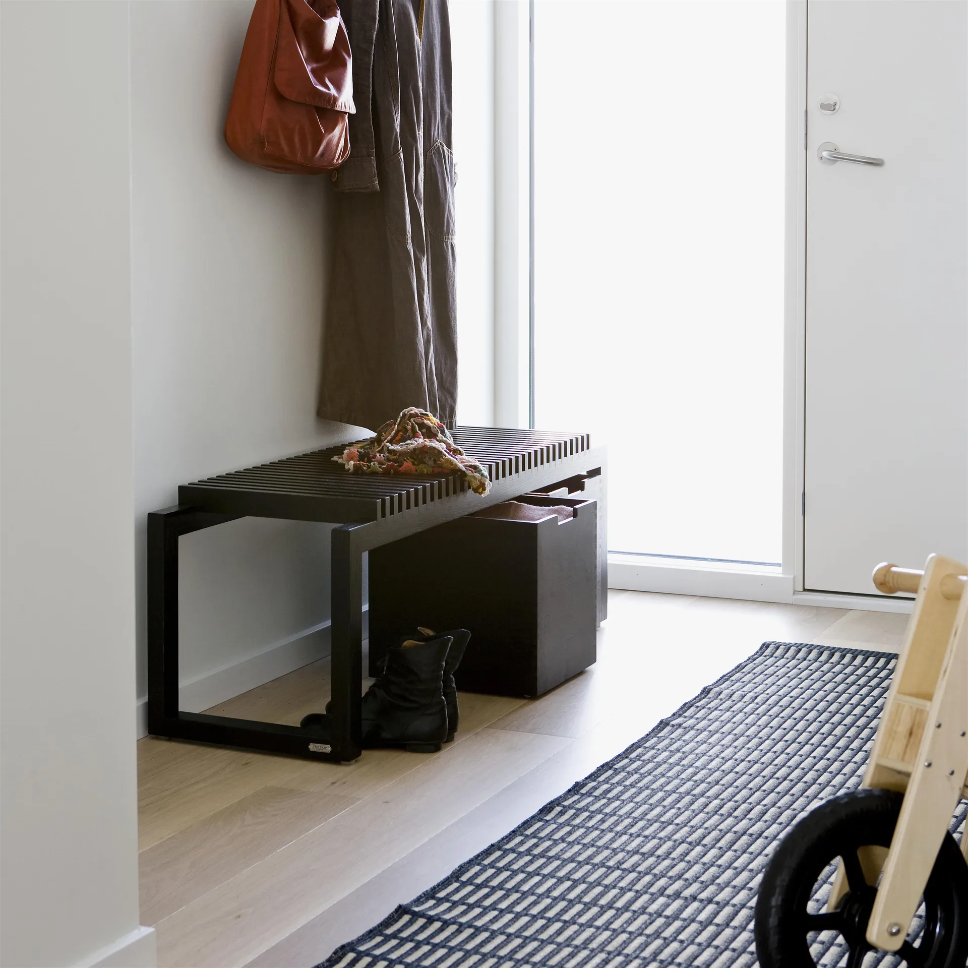 Banco Cutter 121 cm, Roble lacado en negro Fritz Hansen