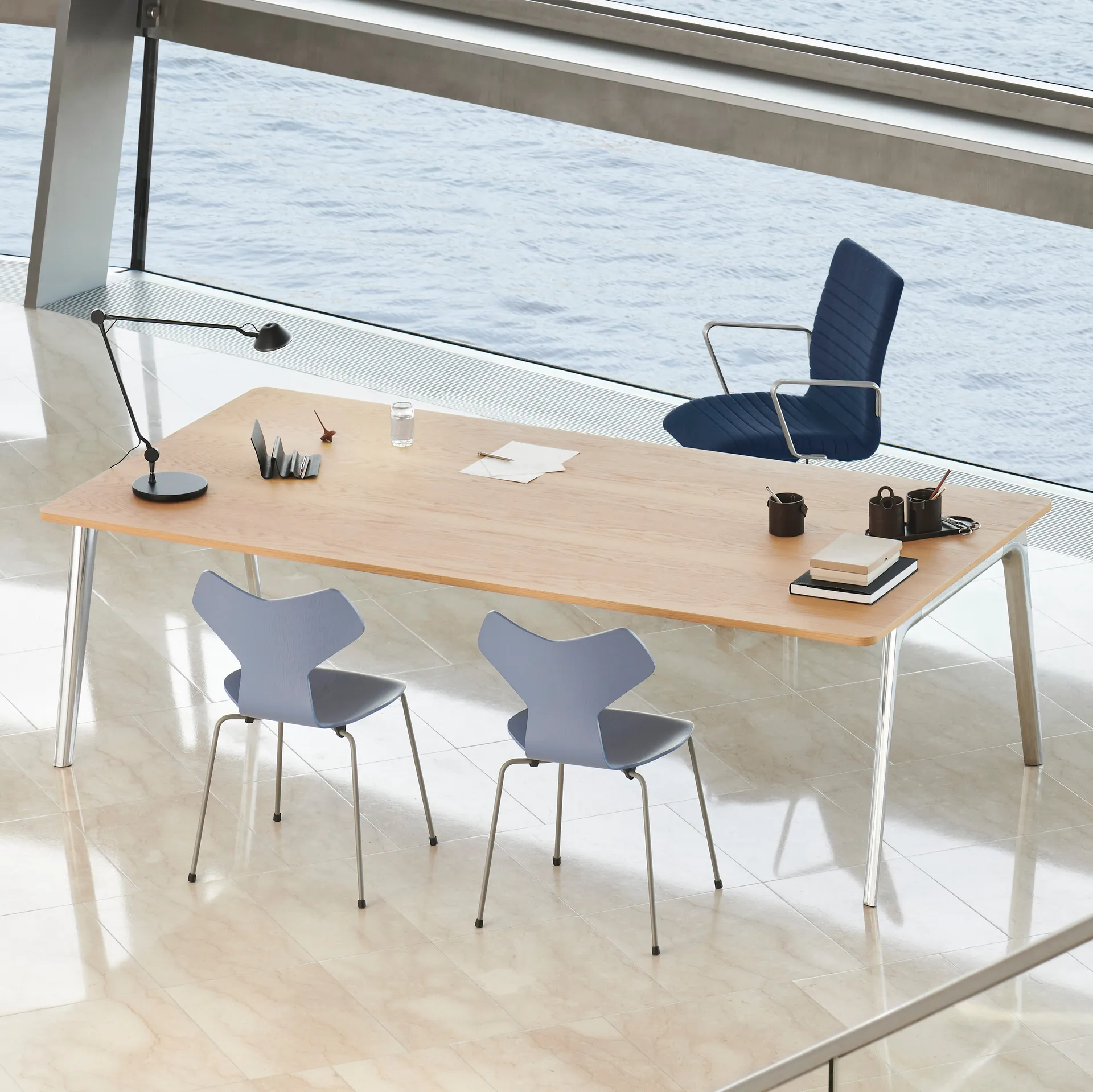 Lámpara de mesa AQ01, Negro Fritz Hansen