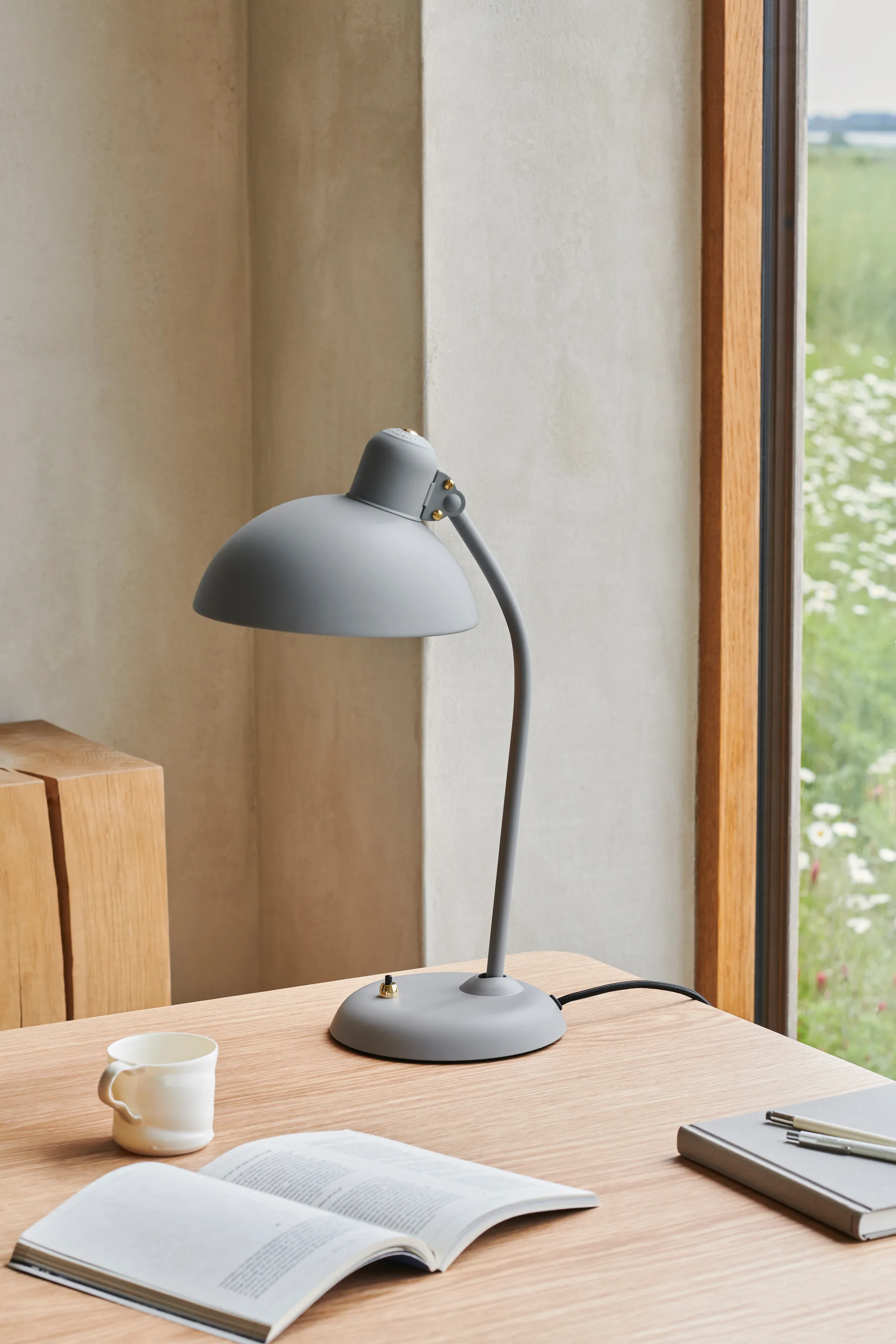 Lámpara de mesa Kaiser Idell 6556-T, Easy Grey Fritz Hansen